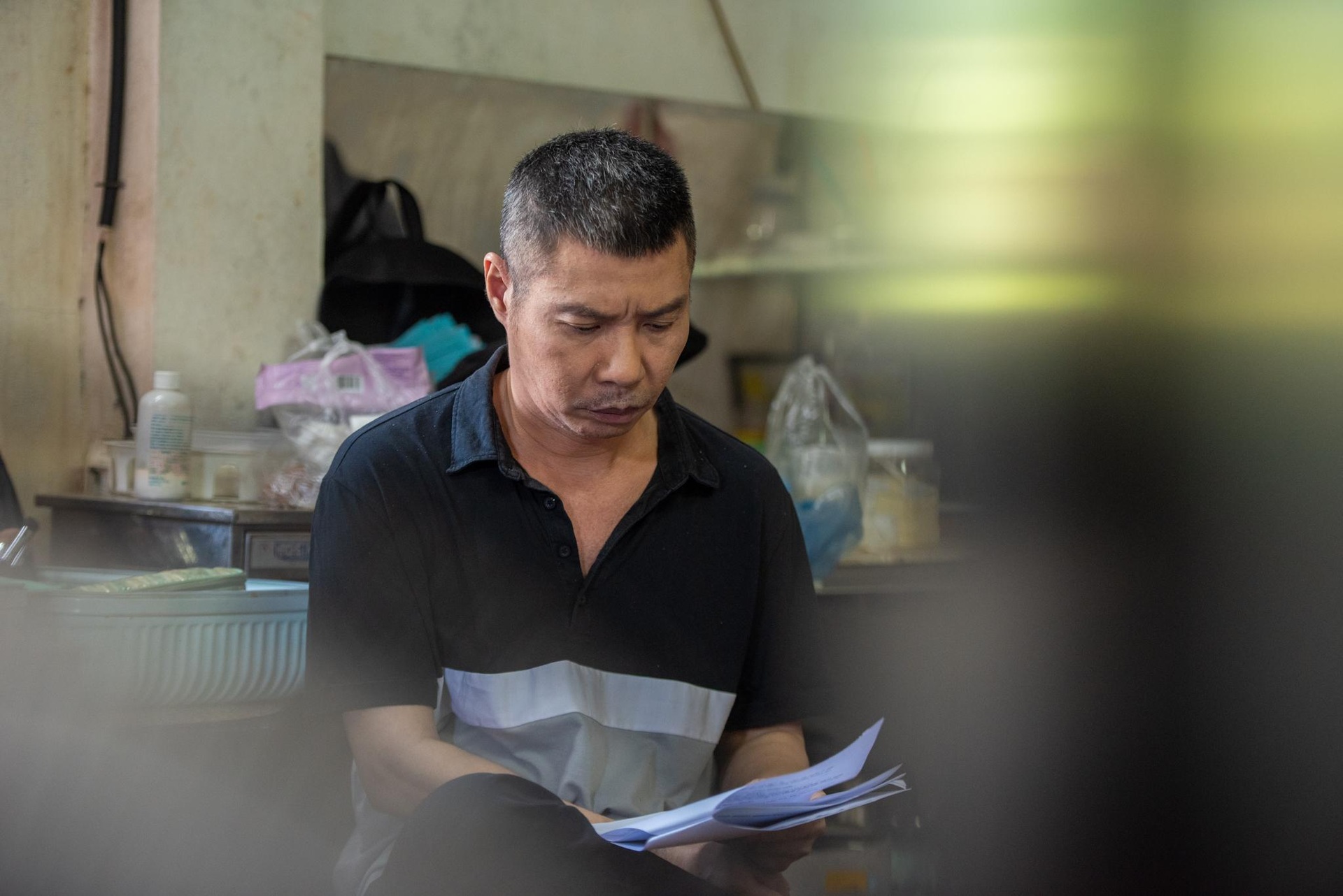 NSND Công Lý ăn cơm hộp, xúc động đọc kịch bản vào vai bố vợ khó tính - 5