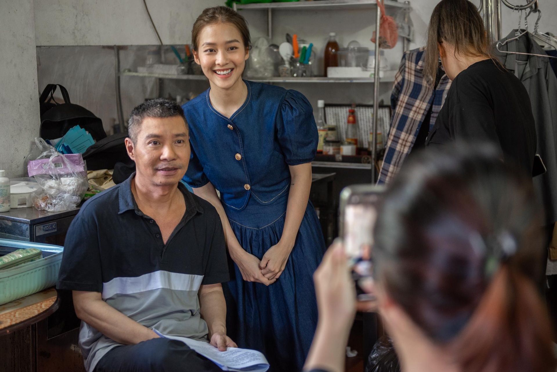 NSND Công Lý ăn cơm hộp, xúc động đọc kịch bản vào vai bố vợ khó tính - 6