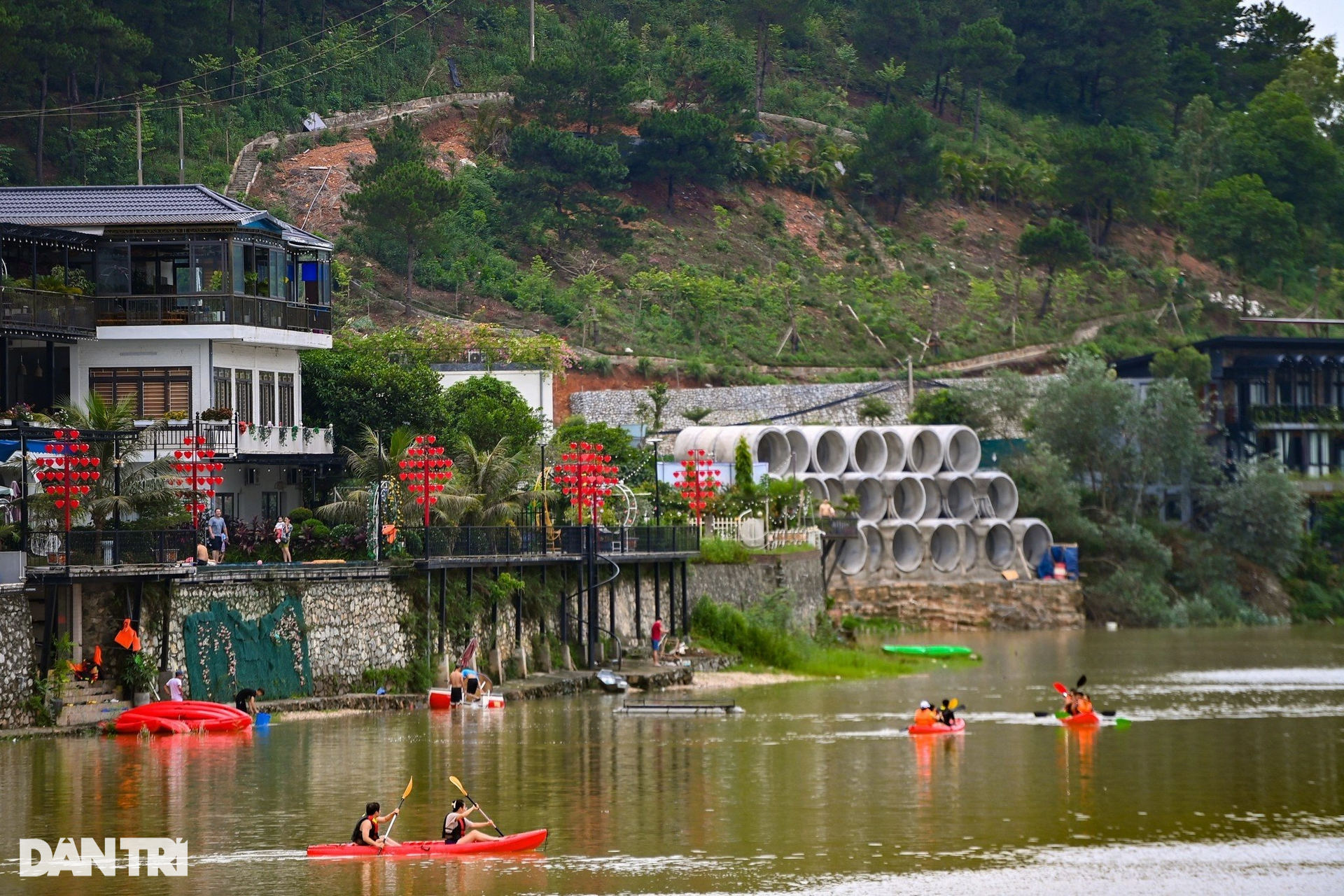 Homestay vây kín hồ Đồng Đò, nhiều dấu hiệu sạt lở đường ven bờ sau mưa - 15