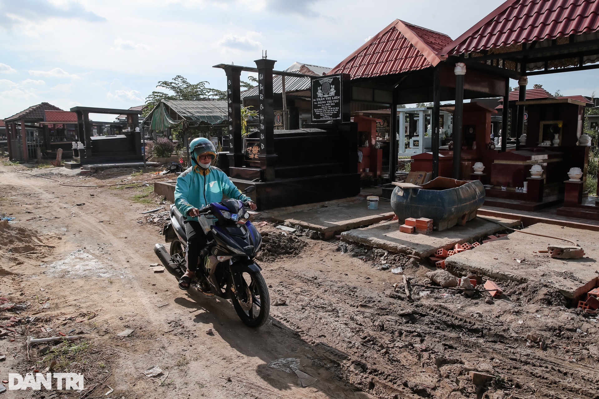 Gần trăm ngôi mộ tự phát tại một khu đất ở vùng ven TPHCM - 11 Gần trăm ngôi mộ tự phát tại một khu đất ở vùng ven TPHCM - 11