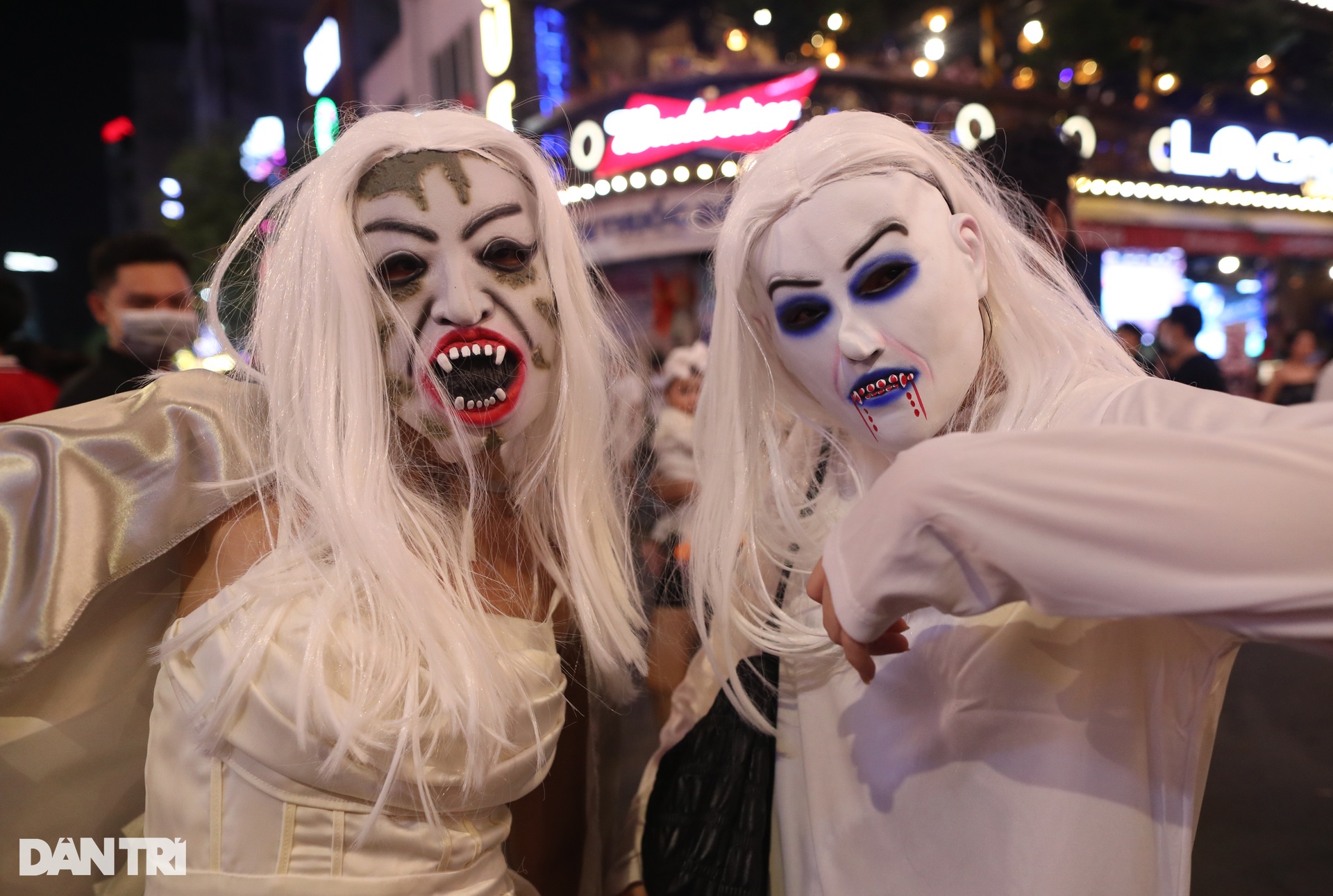 Phố Tây Bùi Viện đông nghẹt người trong đêm Halloween - 5 Phố Tây Bùi Viện đông nghẹt người trong đêm Halloween - 5