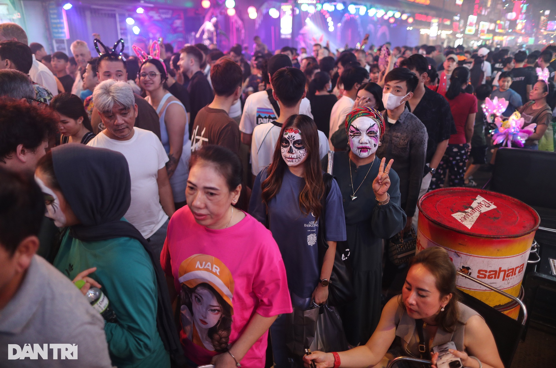 Phố Tây Bùi Viện đông nghẹt người trong đêm Halloween - 6 Phố Tây Bùi Viện đông nghẹt người trong đêm Halloween - 6