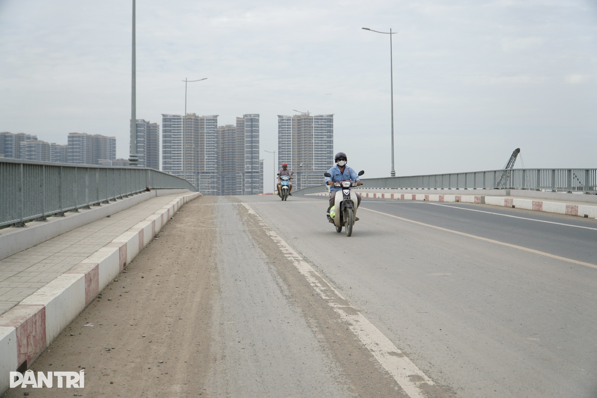 Đất, cát phủ vàng cây cầu ở TPHCM - 7 Đất, cát phủ vàng cây cầu ở TPHCM - 7
