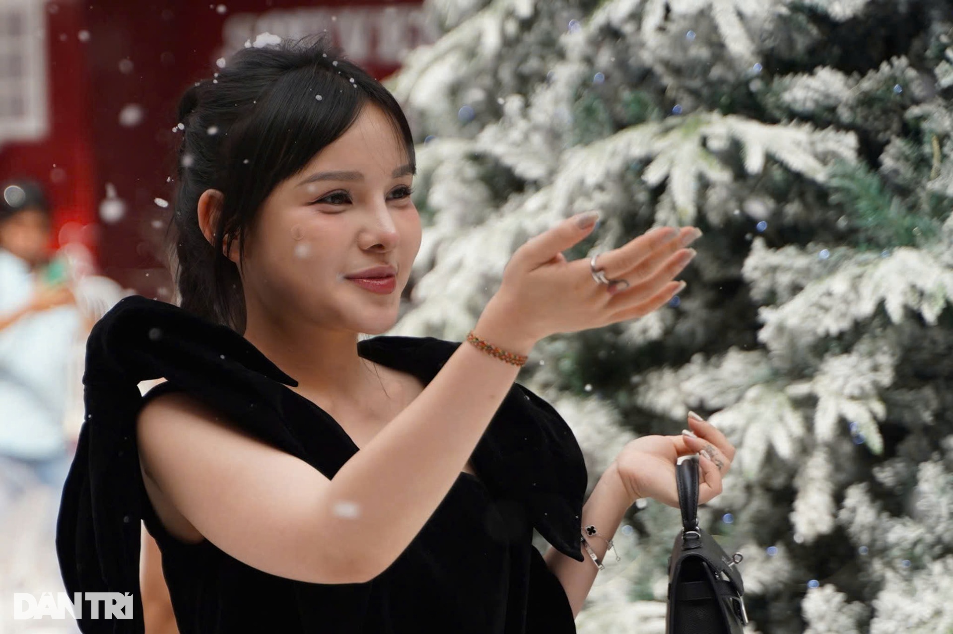 Giới trẻ TPHCM háo hức diện đồ check-in Noel - 9 Giới trẻ TPHCM háo hức diện đồ check-in Noel - 9