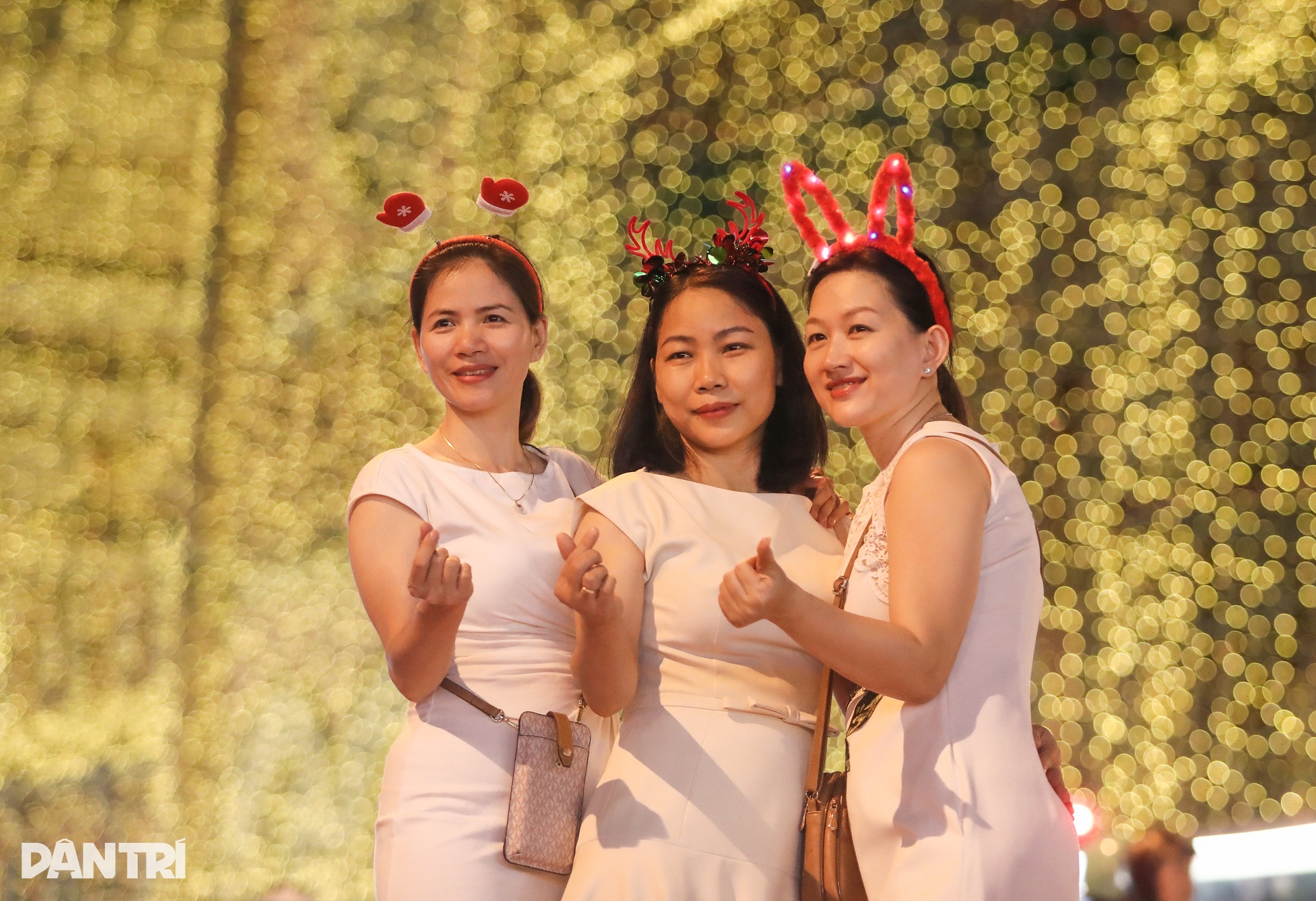 Nhà thờ Đức Bà TPHCM lung linh đón Noel - 5 Nhà thờ Đức Bà TPHCM lung linh đón Noel - 5