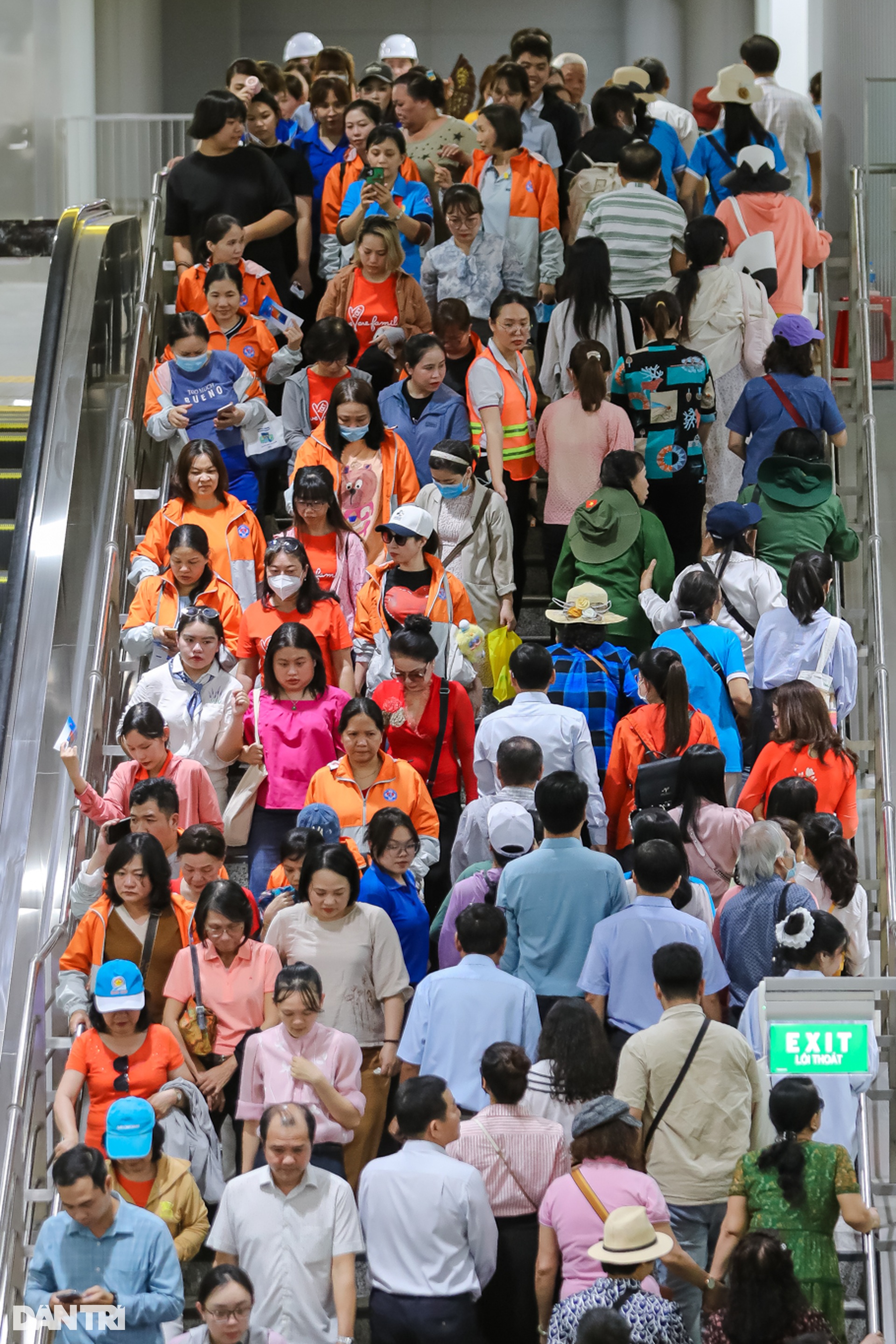 Người dân TPHCM xếp hàng chờ đi tàu metro trong ngày chạy thử cuối cùng - 6