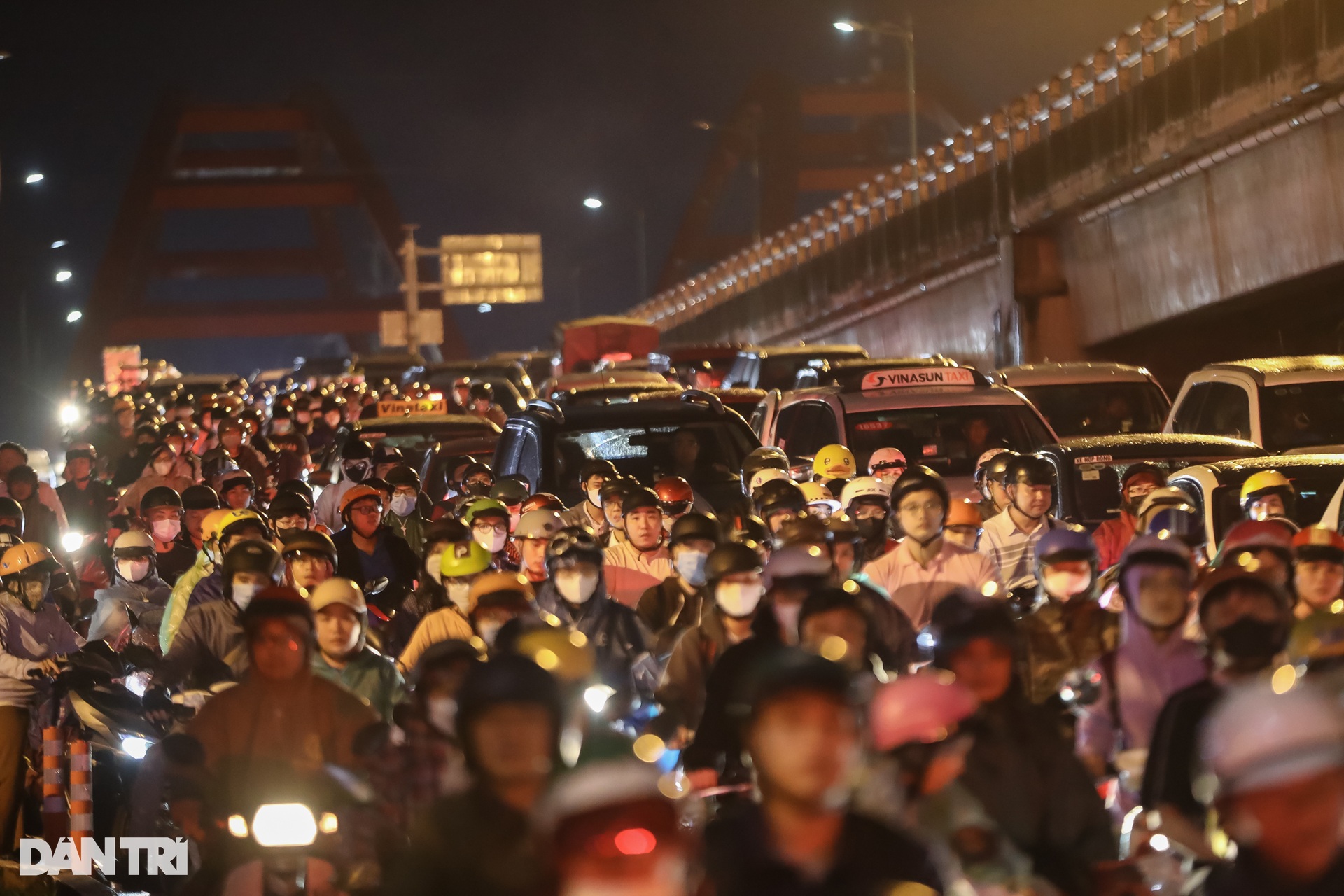 Giao thông tê liệt sau cơn mưa lớn ở TPHCM - 7 Giao thông tê liệt sau cơn mưa lớn ở TPHCM - 7