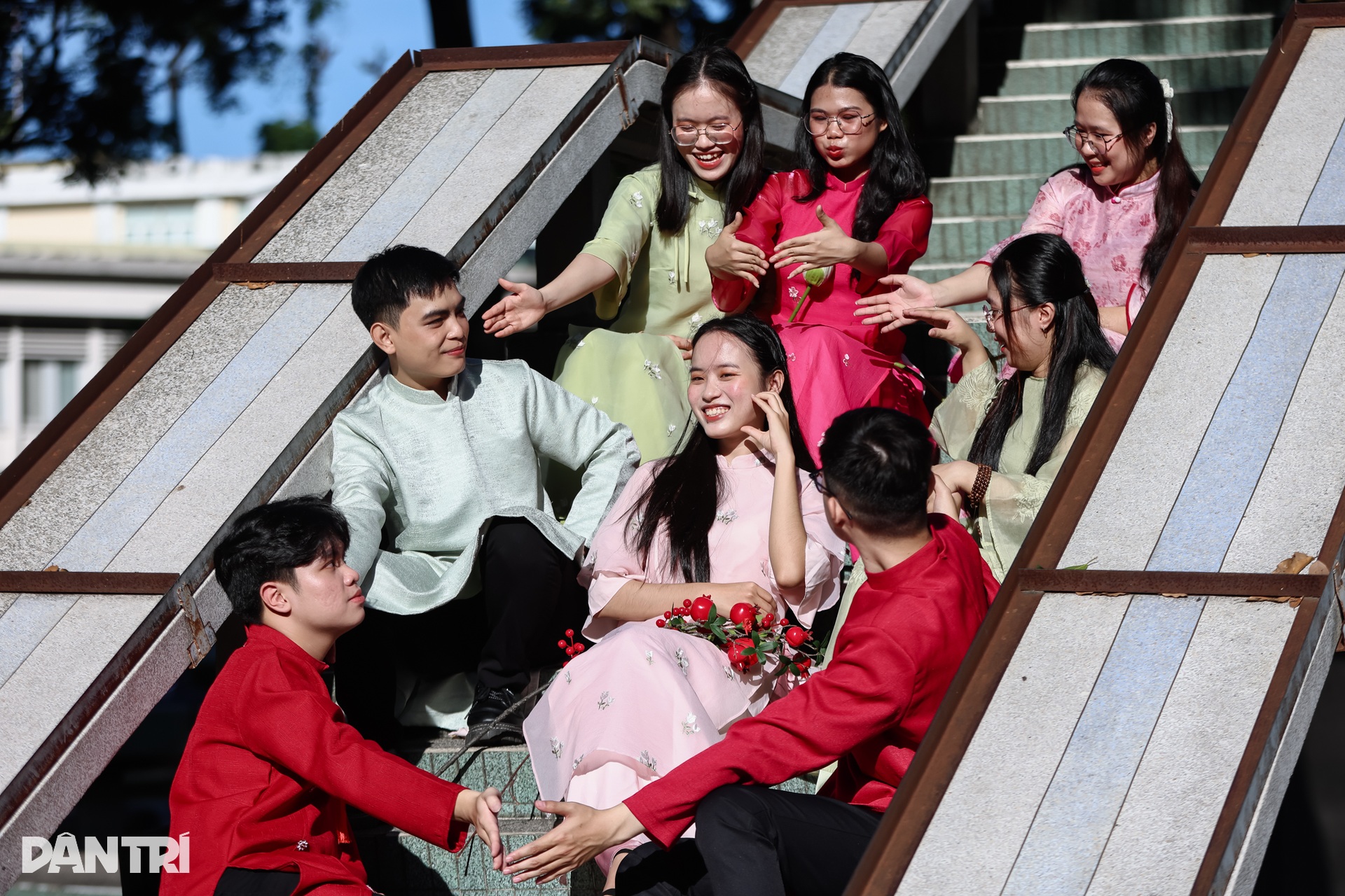 Nàng thơ xúng xính áo dài xuống phố chụp ảnh đón Tết sớm - 12 Nàng thơ xúng xính áo dài xuống phố chụp ảnh đón Tết sớm - 12