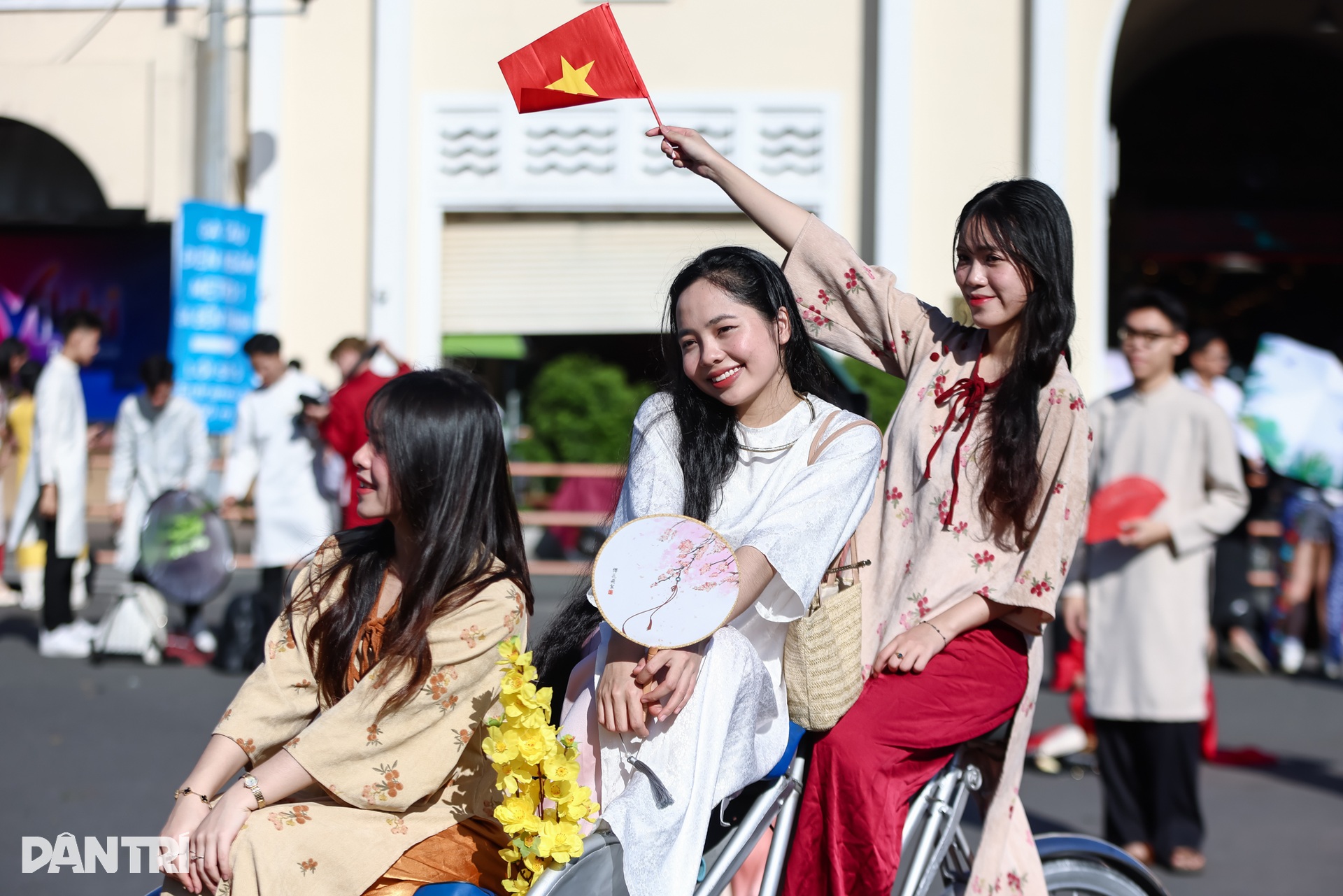 Nàng thơ xúng xính áo dài xuống phố chụp ảnh đón Tết sớm - 8 Nàng thơ xúng xính áo dài xuống phố chụp ảnh đón Tết sớm - 8