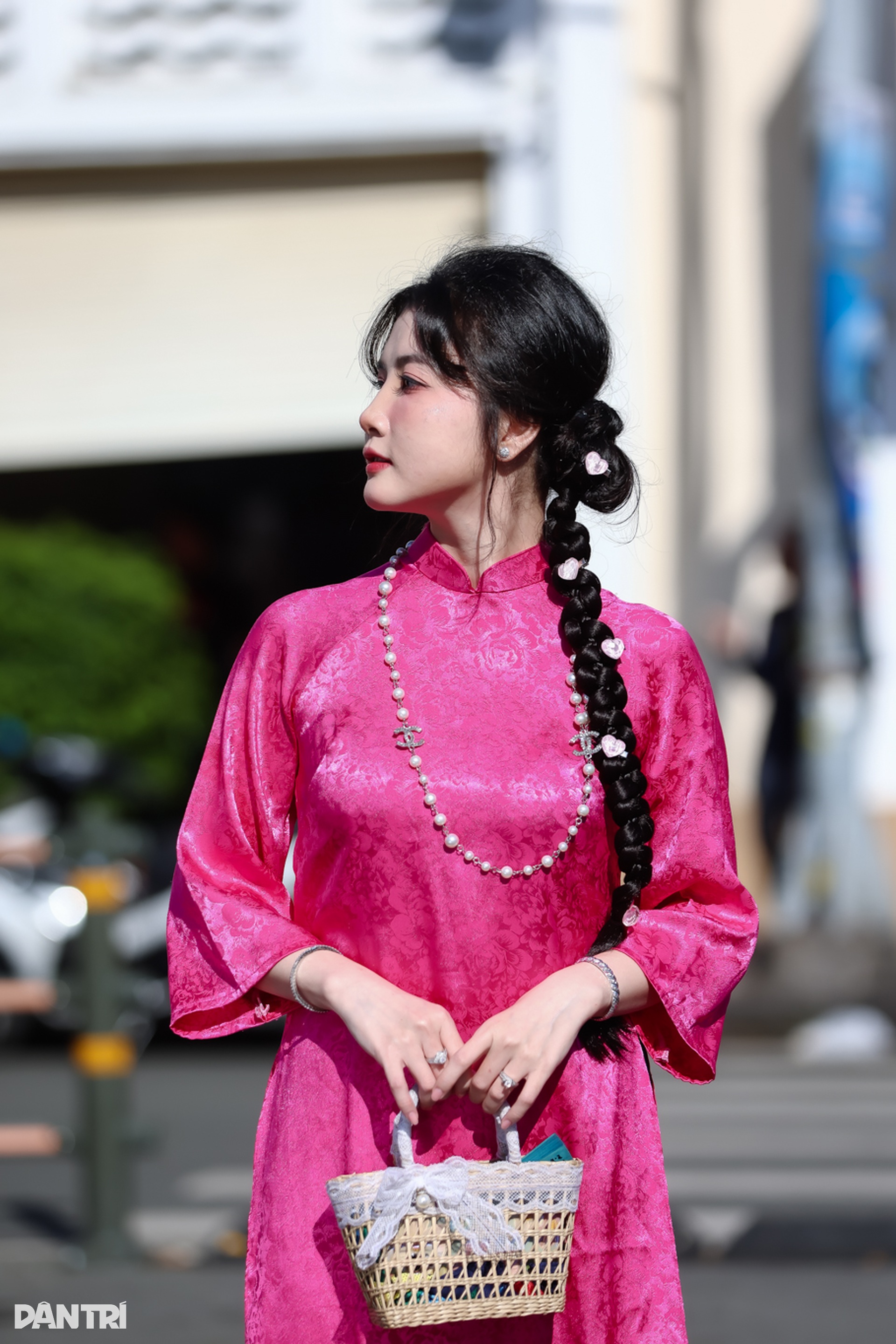 Nàng thơ xúng xính áo dài xuống phố chụp ảnh đón Tết sớm - 4 Nàng thơ xúng xính áo dài xuống phố chụp ảnh đón Tết sớm - 4