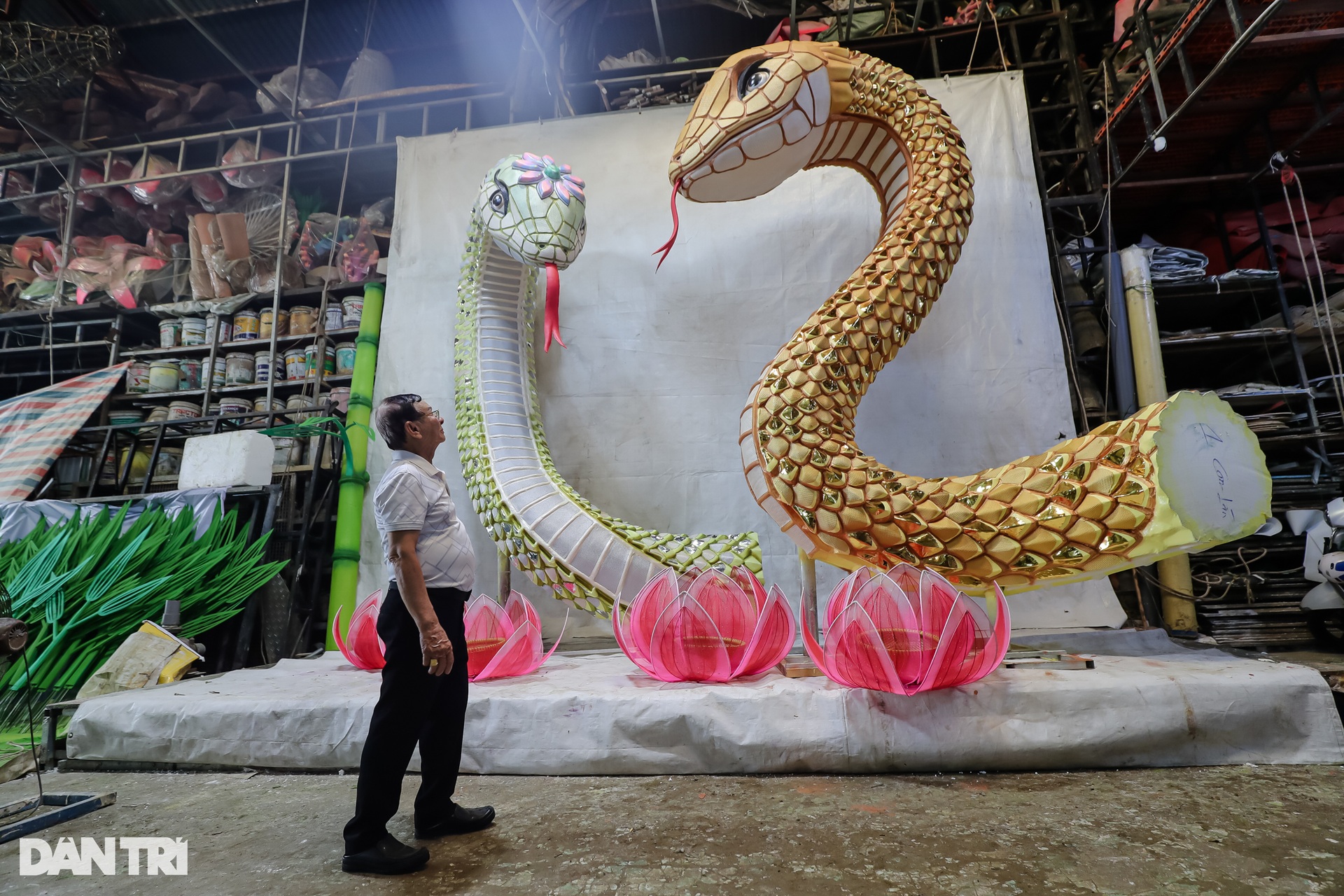 Cận cảnh linh vật rắn khổng lồ ở đường hoa Nguyễn Huệ - 4 Cận cảnh linh vật rắn khổng lồ ở đường hoa Nguyễn Huệ - 4