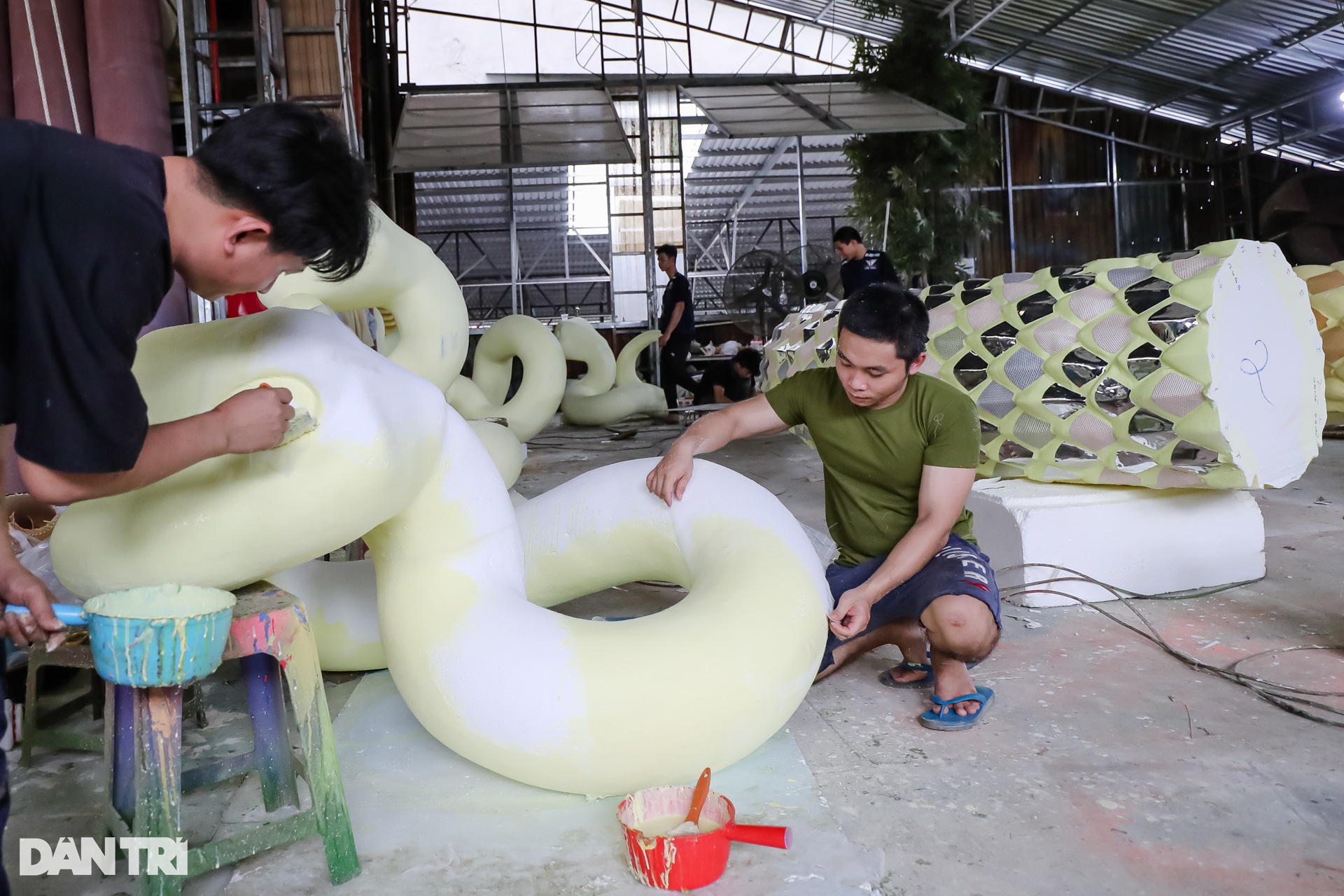 Cận cảnh linh vật rắn khổng lồ ở đường hoa Nguyễn Huệ - 8 Cận cảnh linh vật rắn khổng lồ ở đường hoa Nguyễn Huệ - 8