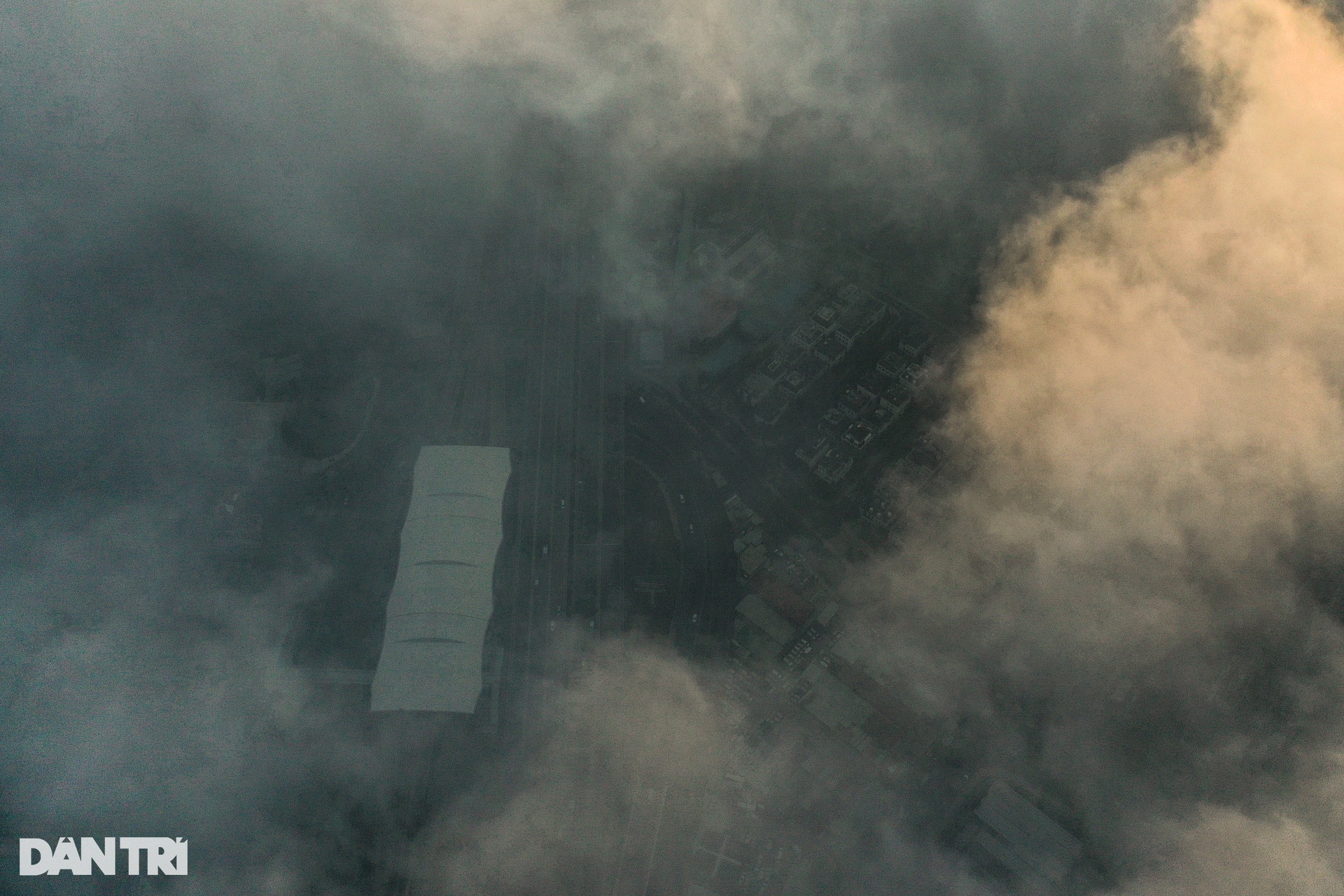 TPHCM se lạnh, chìm trong sương mù những ngày giáp Tết Nguyên đán - 5 TPHCM se lạnh, chìm trong sương mù những ngày giáp Tết Nguyên đán - 5