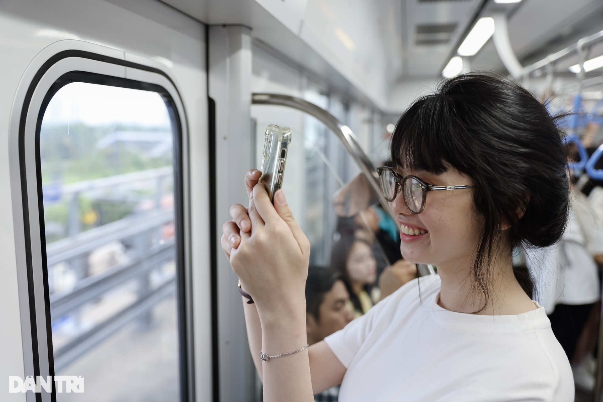 Giới trẻ diện áo dài đi Metro số 1 trong ngày miễn phí vé cuối cùng - 4 Giới trẻ diện áo dài đi Metro số 1 trong ngày miễn phí vé cuối cùng - 4