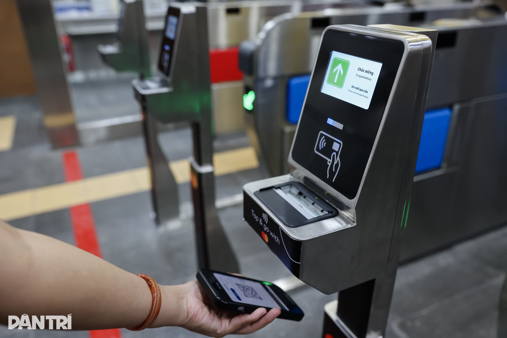 Nhân viên, sinh viên chọn metro để đi học, đi làm trong ngày đầu thu phí - 3 Nhân viên, sinh viên chọn metro để đi học, đi làm trong ngày đầu thu phí - 3