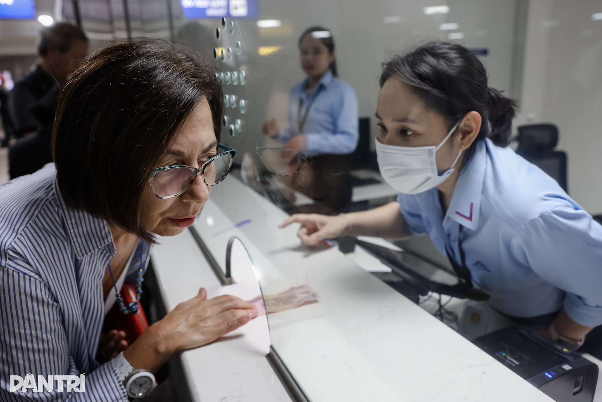 Nhân viên, sinh viên chọn metro để đi học, đi làm trong ngày đầu thu phí - 7 Nhân viên, sinh viên chọn metro để đi học, đi làm trong ngày đầu thu phí - 7