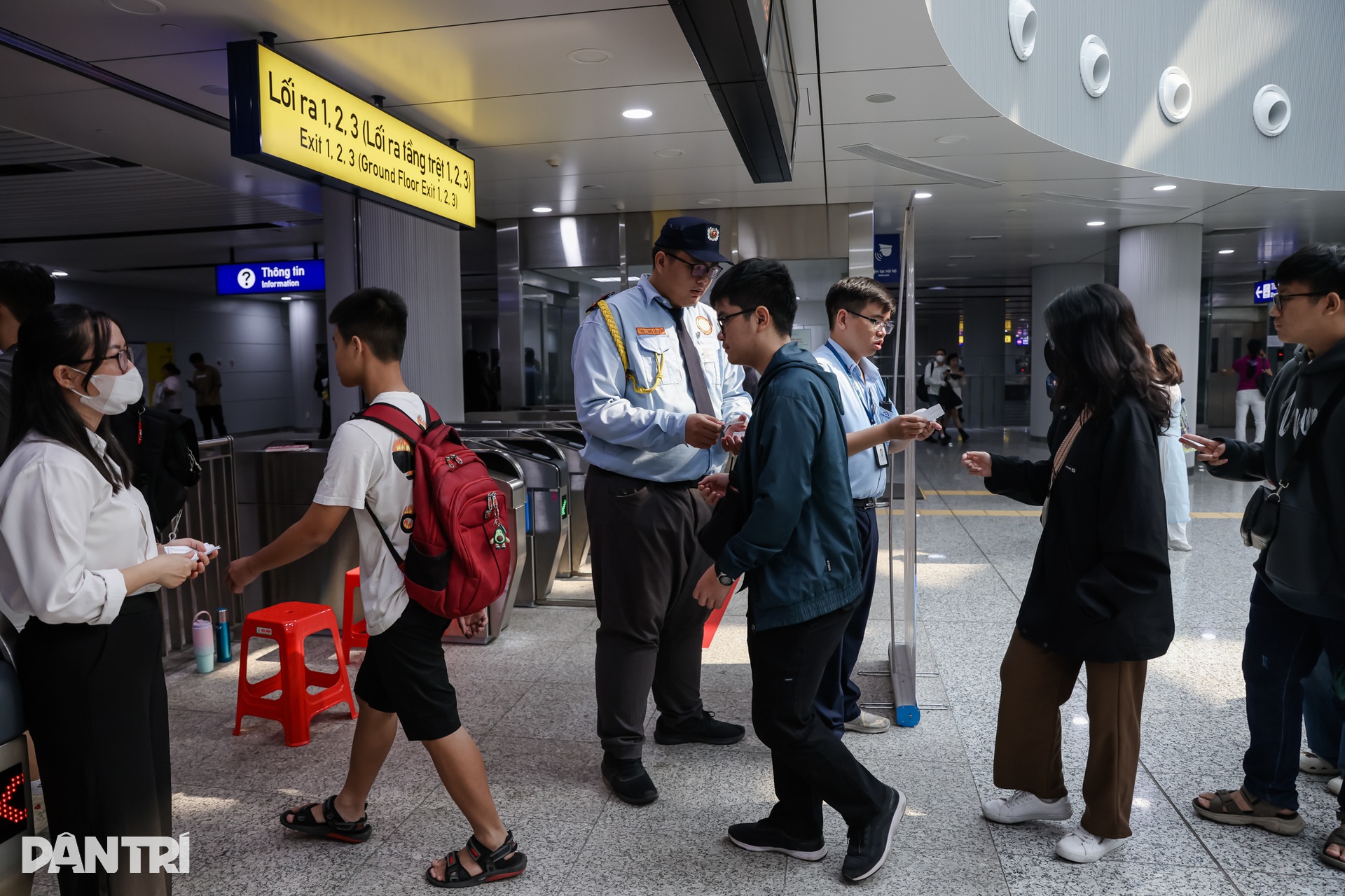 Nhân viên, sinh viên chọn metro để đi học, đi làm trong ngày đầu thu phí - 10 Nhân viên, sinh viên chọn metro để đi học, đi làm trong ngày đầu thu phí - 10