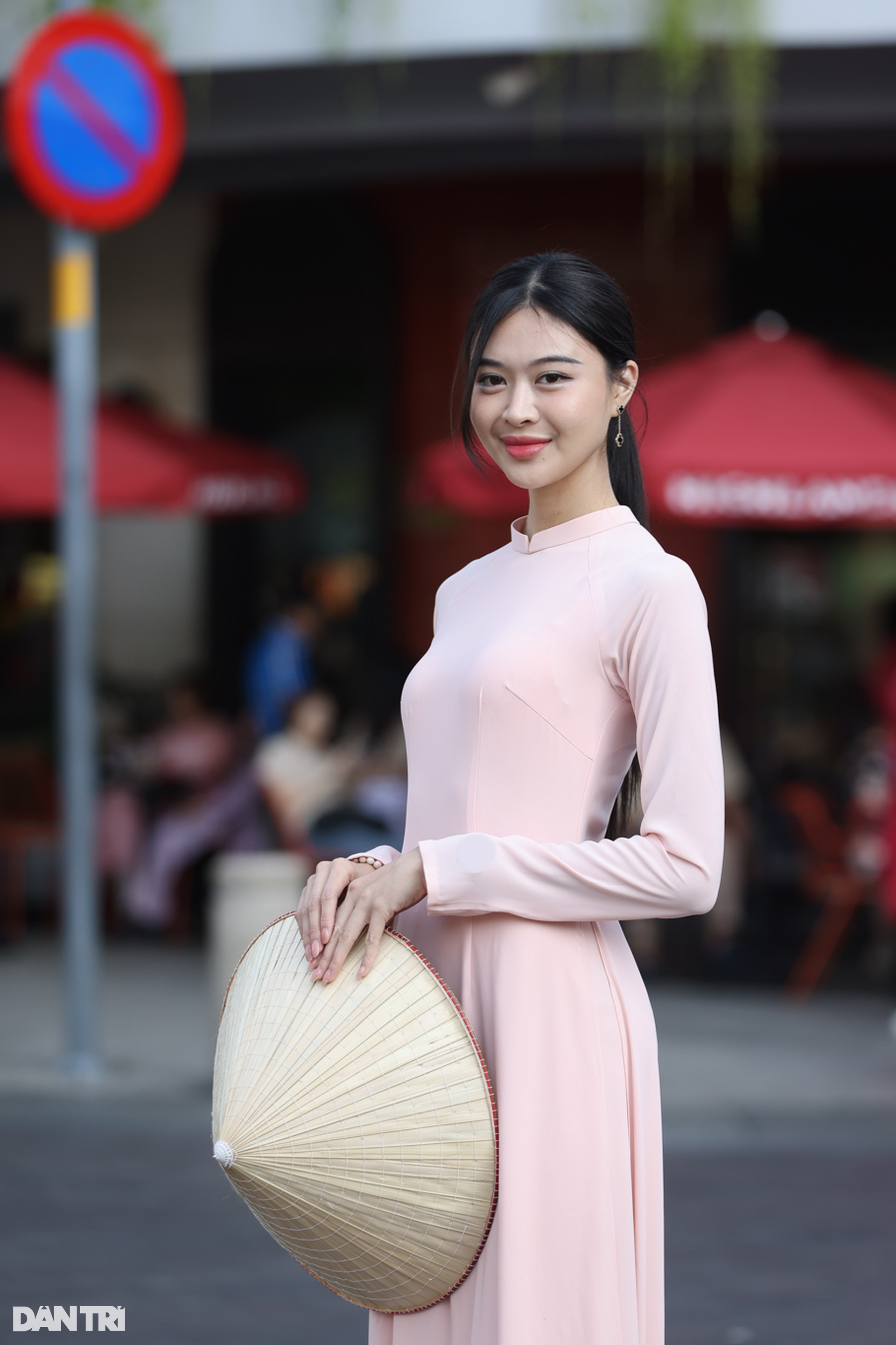 Người dân TPHCM tấp nập đổ về đường hoa Nguyễn Huệ du xuân sáng 29 Tết - 7 Người dân TPHCM tấp nập đổ về đường hoa Nguyễn Huệ du xuân sáng 29 Tết - 7