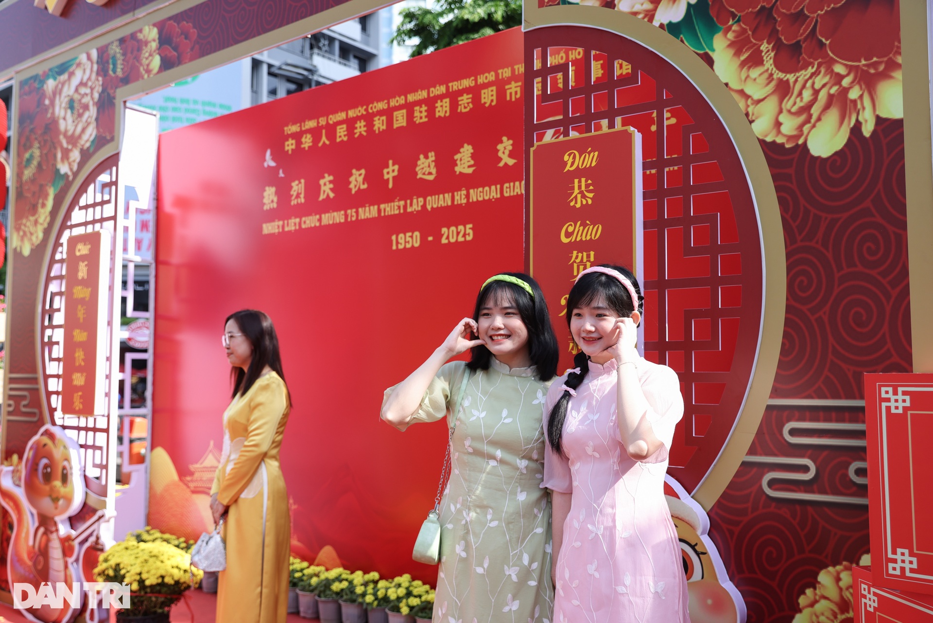 Người dân TPHCM tấp nập đổ về đường hoa Nguyễn Huệ du xuân sáng 29 Tết - 13 Người dân TPHCM tấp nập đổ về đường hoa Nguyễn Huệ du xuân sáng 29 Tết - 13
