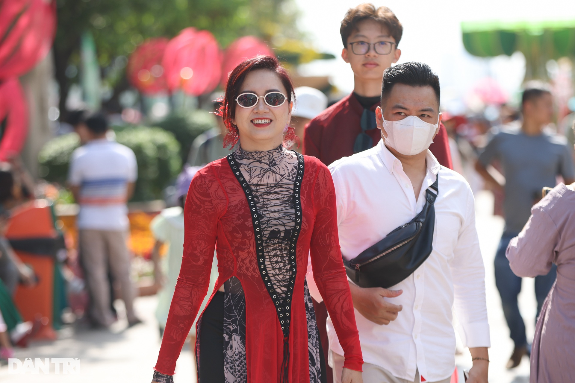 Người dân TPHCM tấp nập đổ về đường hoa Nguyễn Huệ du xuân sáng 29 Tết - 6 Người dân TPHCM tấp nập đổ về đường hoa Nguyễn Huệ du xuân sáng 29 Tết - 6