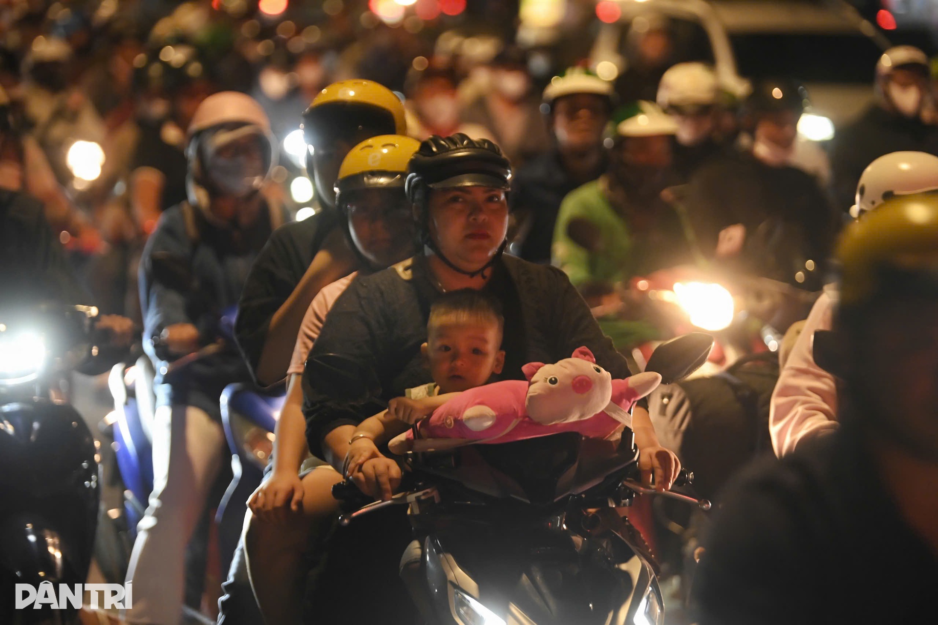 Trẻ em kiệt sức vì tắc đường trong ngày trở lại TPHCM sau Tết - 10