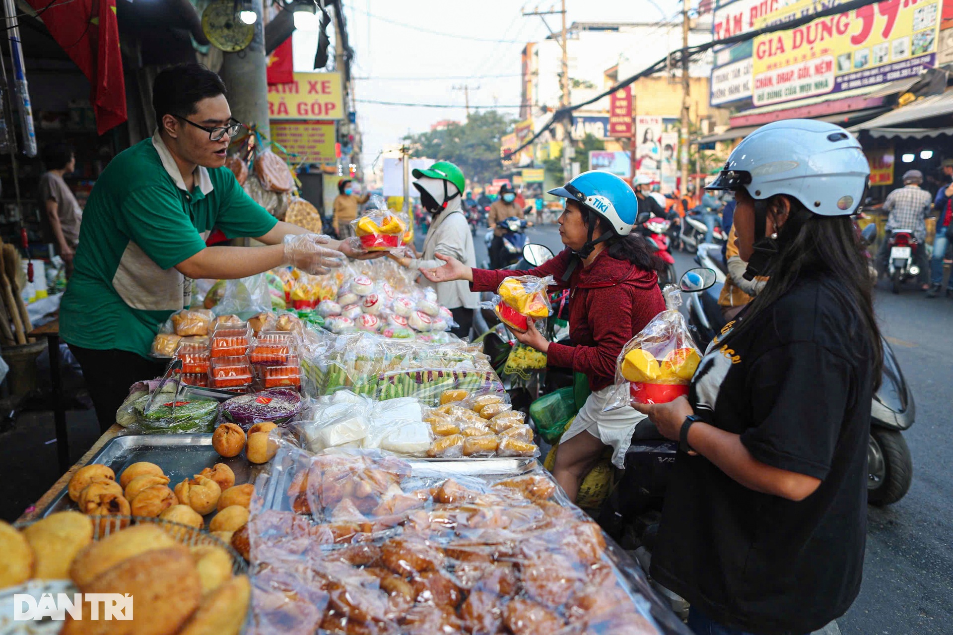 Phố cá lóc nướng, tiệm vịt quay ở TPHCM chật kín người ngày vía Thần Tài - 7 Phố cá lóc nướng, tiệm vịt quay ở TPHCM chật kín người ngày vía Thần Tài - 7