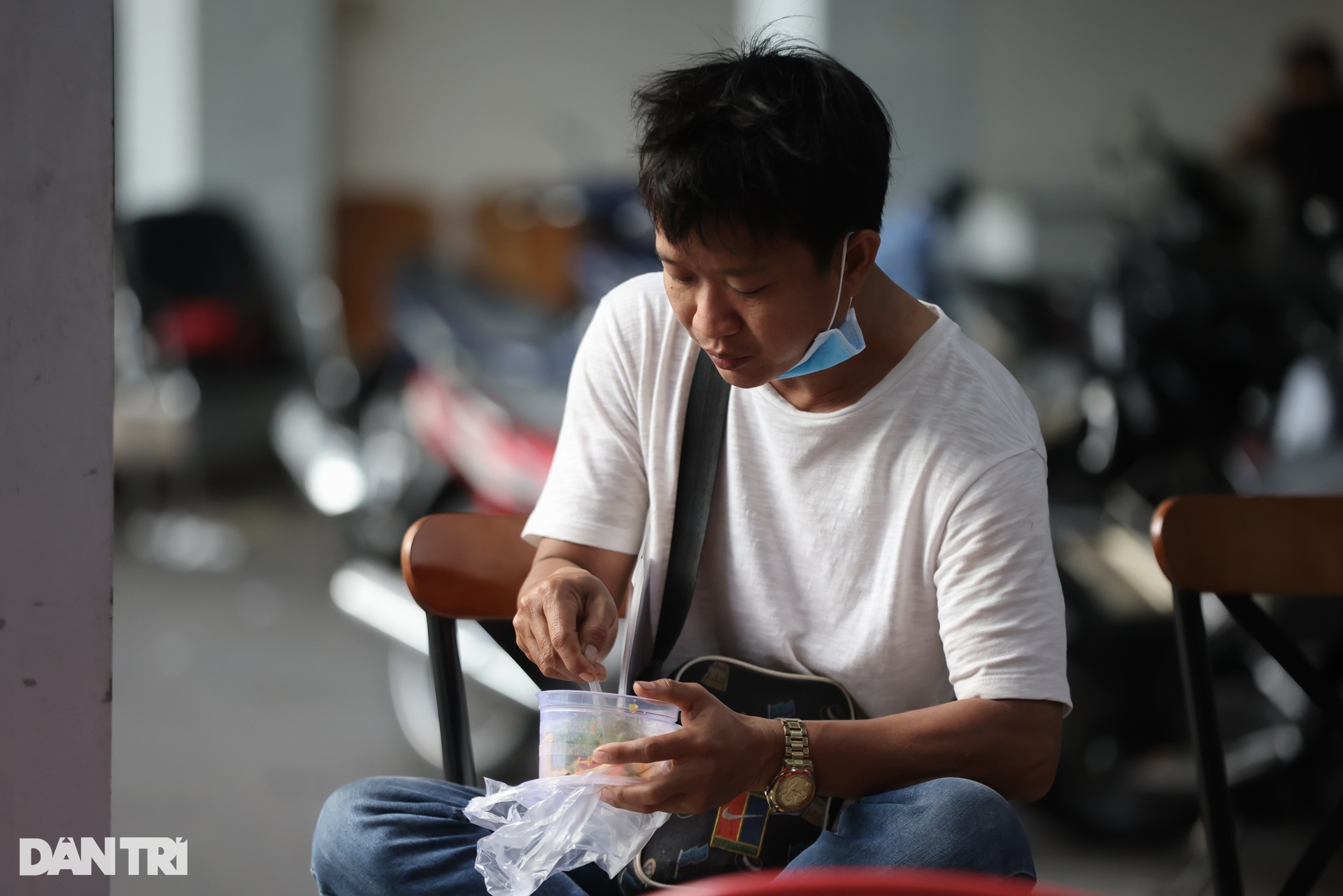 Người dân TPHCM đi đổi giấy phép lái xe từ lúc rạng sáng - 10 Người dân TPHCM đi đổi giấy phép lái xe từ lúc rạng sáng - 10