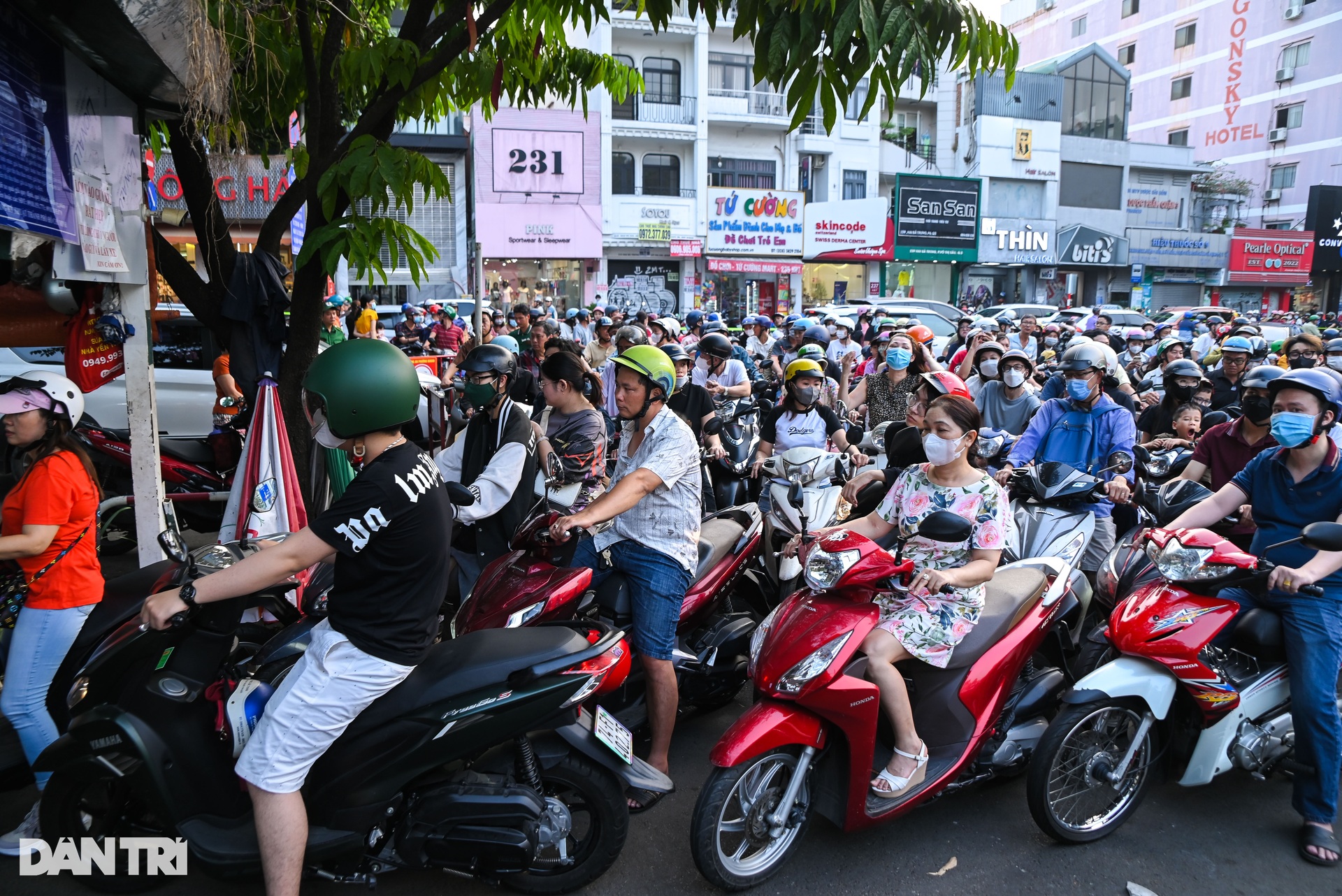 Người dân TPHCM 'hoa mắt' tìm nơi gửi xe để vào Lễ hội Bánh mì