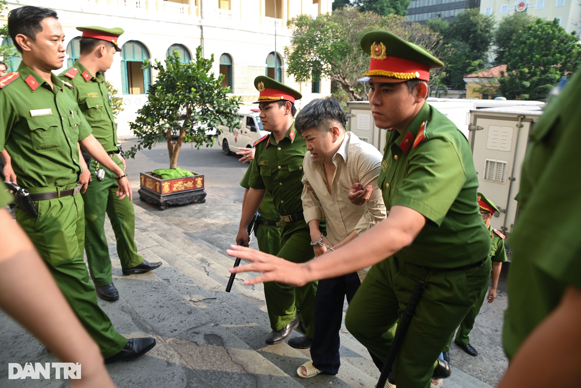 Cựu Chủ tịch An Giang hầu tòa vì giúp doanh nghiệp khai thác cát trái phép - 3
