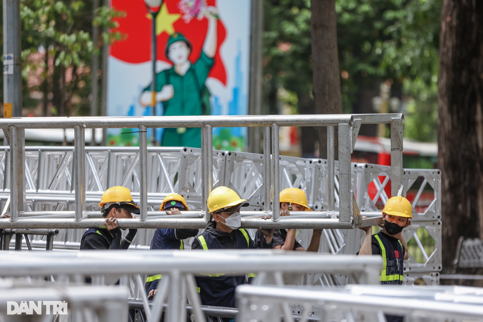 Bắt đầu thi công khán đài chào mừng đại lễ 30/4 ở TPHCM - 5 Bắt đầu thi công khán đài chào mừng đại lễ 30/4 ở TPHCM - 5