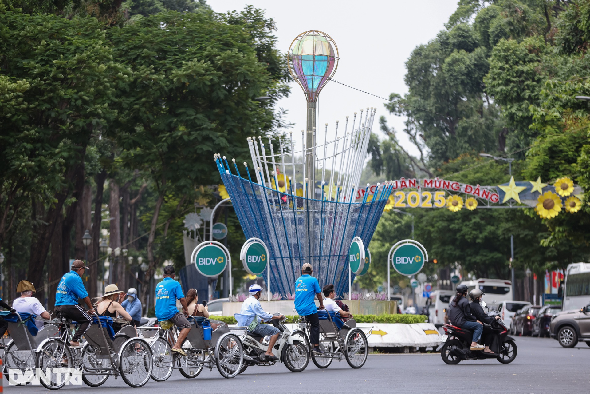 Bắt đầu thi công khán đài chào mừng đại lễ 30/4 ở TPHCM - 11 Bắt đầu thi công khán đài chào mừng đại lễ 30/4 ở TPHCM - 11