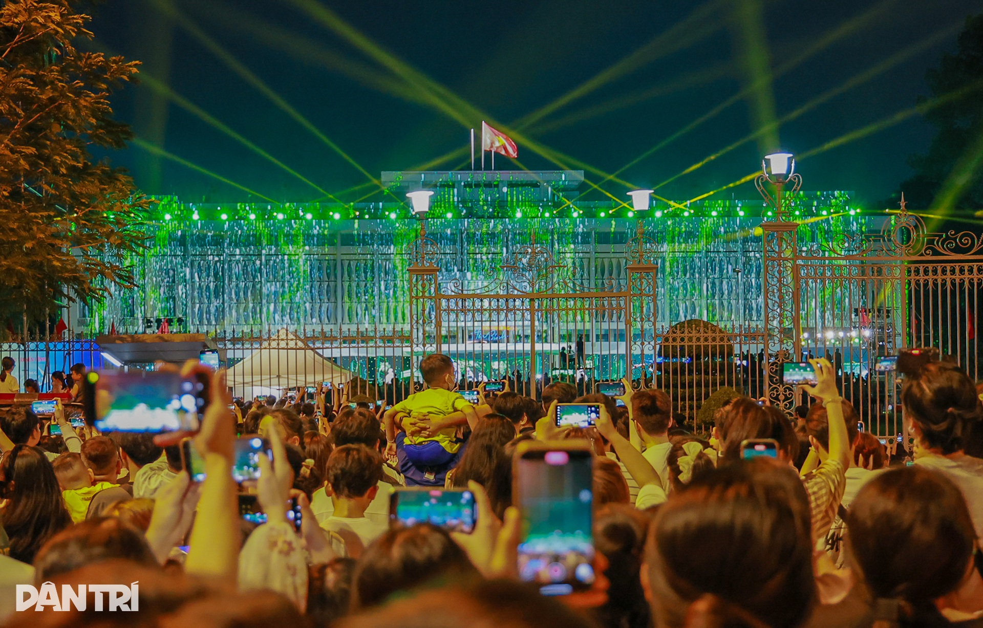 Hàng nghìn người dân TPHCM đến Dinh Độc Lập xem Bản trường ca hòa bình - 13 Hàng nghìn người dân TPHCM đến Dinh Độc Lập xem Bản trường ca hòa bình - 13