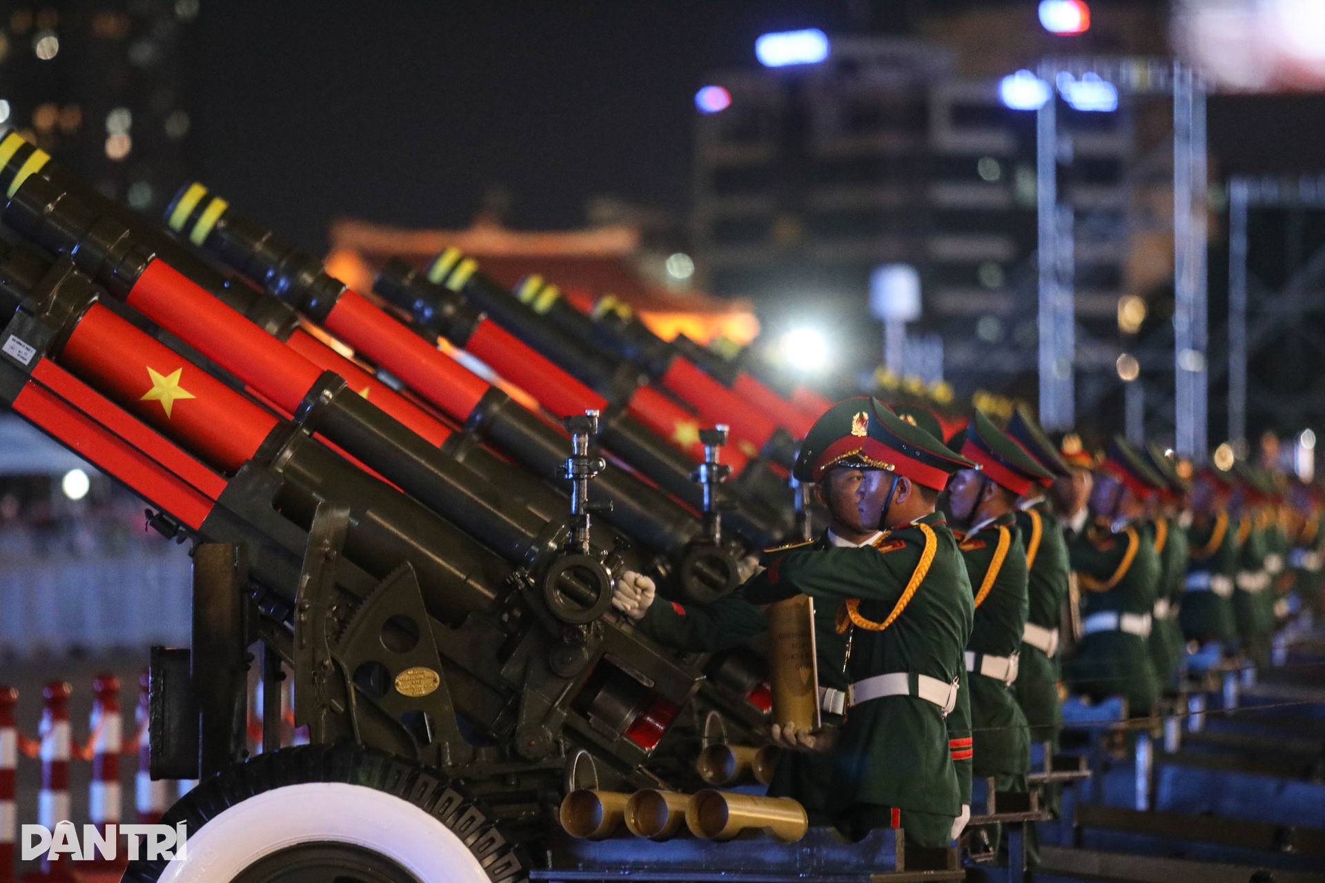 Người dân TPHCM phấn khích xem bắn đại bác tại bến Bạch Đằng - 5