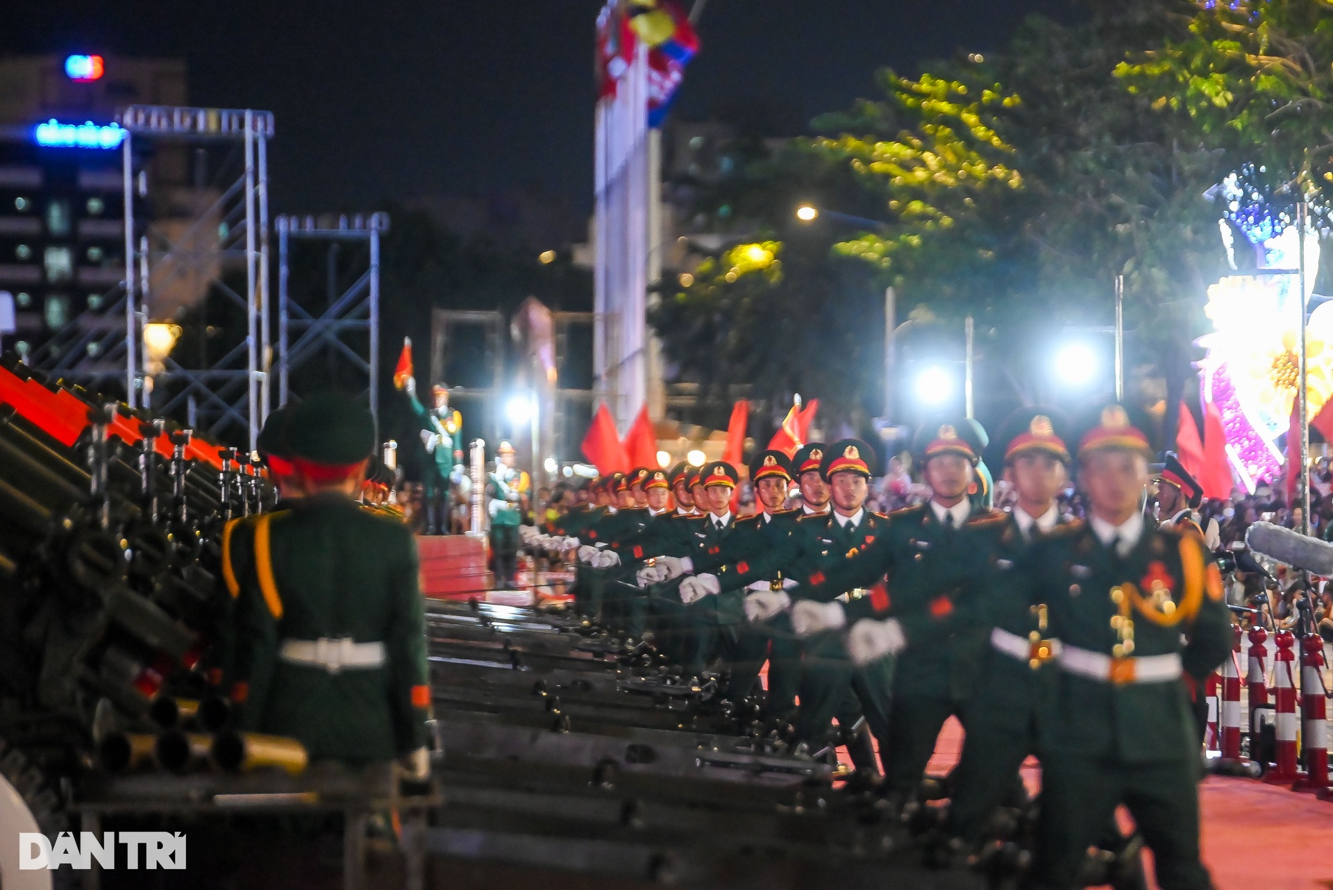 Người dân TPHCM phấn khích xem bắn đại bác tại bến Bạch Đằng - 4 Người dân TPHCM phấn khích xem bắn đại bác tại bến Bạch Đằng - 4
