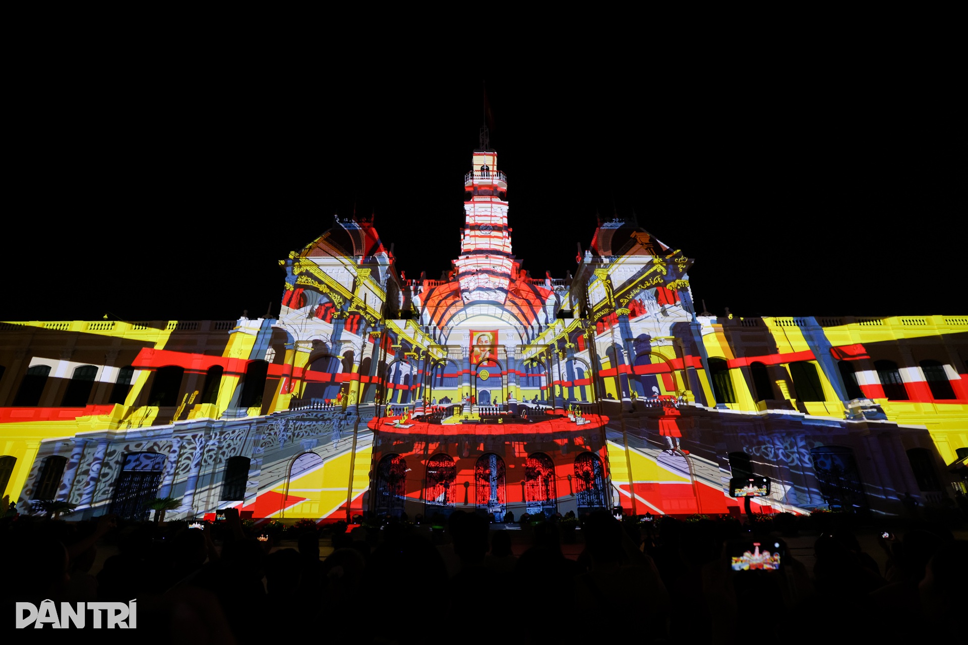 Tòa nhà UBND TPHCM lung linh trong đêm trình diễn 3D mapping quốc tế - 6 Tòa nhà UBND TPHCM lung linh trong đêm trình diễn 3D mapping quốc tế - 6