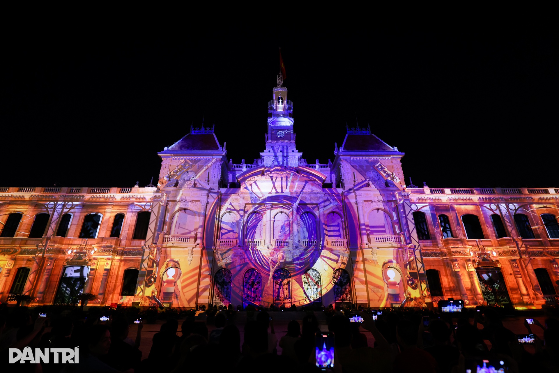Tòa nhà UBND TPHCM lung linh trong đêm trình diễn 3D mapping quốc tế - 7 Tòa nhà UBND TPHCM lung linh trong đêm trình diễn 3D mapping quốc tế - 7