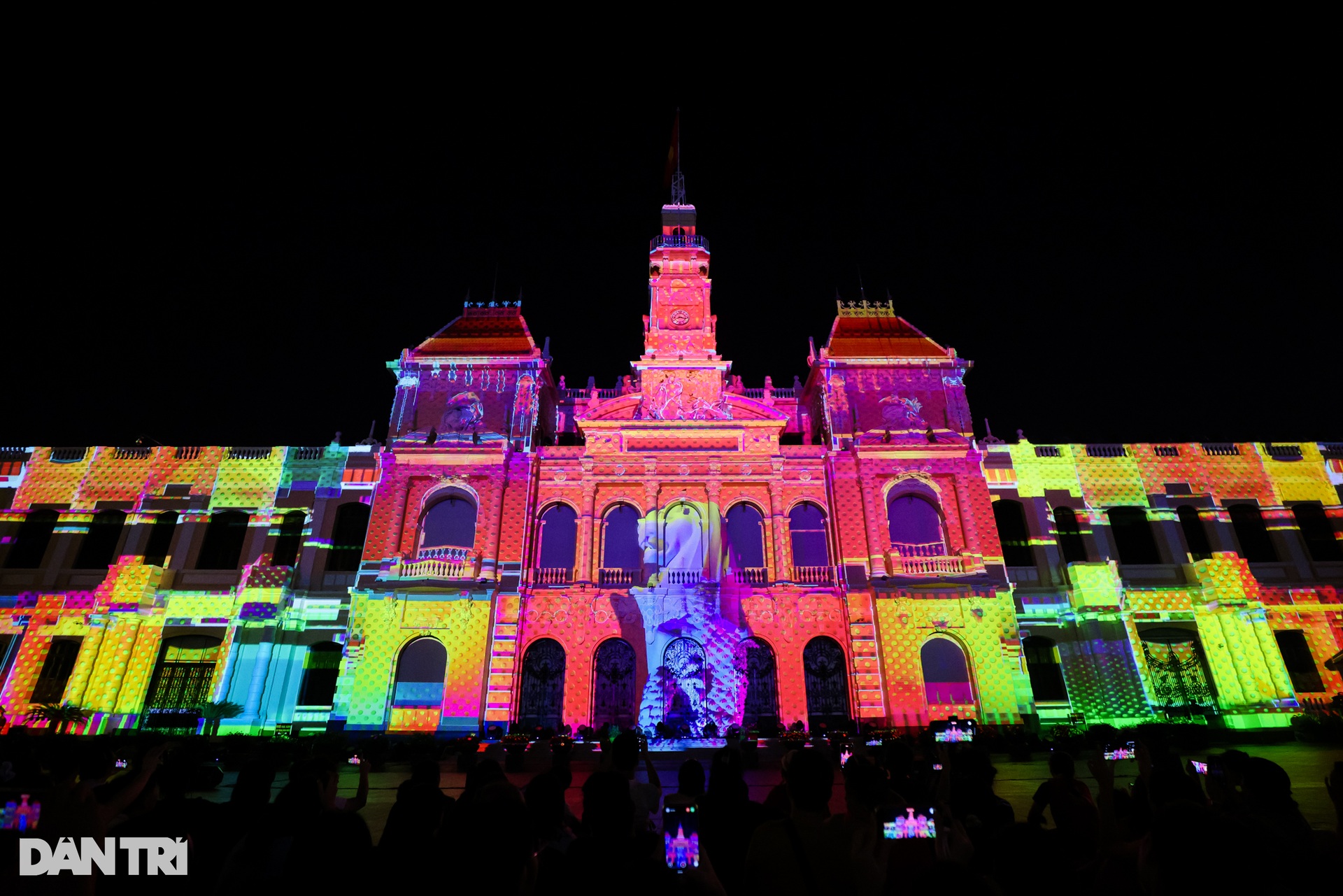 Tòa nhà UBND TPHCM lung linh trong đêm trình diễn 3D mapping quốc tế - 8 Tòa nhà UBND TPHCM lung linh trong đêm trình diễn 3D mapping quốc tế - 8