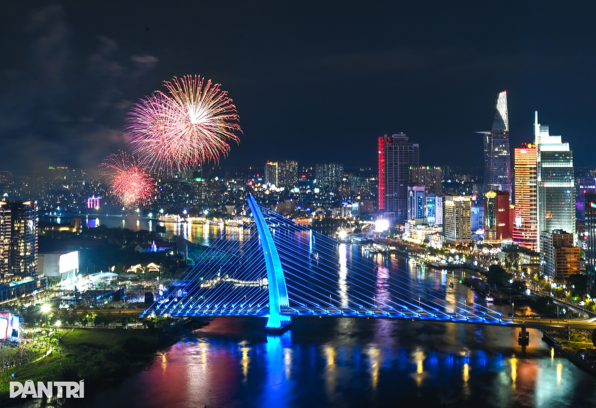 Pháo hoa nghệ thuật trên bầu trời TPHCM trước ngày đại lễ 30/4 - 6 Pháo hoa nghệ thuật trên bầu trời TPHCM trước ngày đại lễ 30/4 - 6