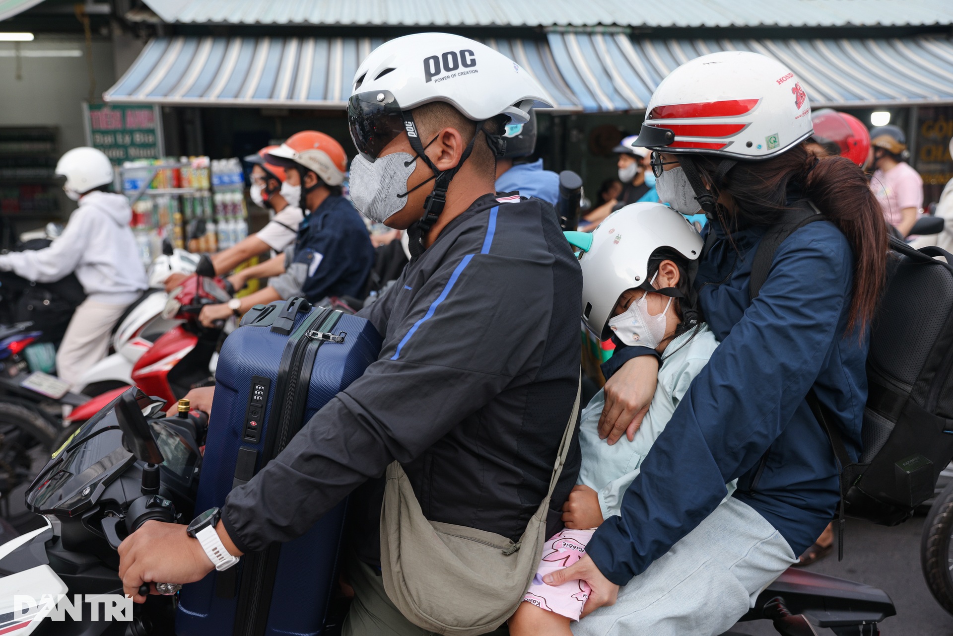 Người dân trở lại TPHCM sau kỳ nghỉ lễ 30/4: Kẹt xe, mệt mỏi dưới nắng nóng - 6 Người dân trở lại TPHCM sau kỳ nghỉ lễ 30/4: Kẹt xe, mệt mỏi dưới nắng nóng - 6
