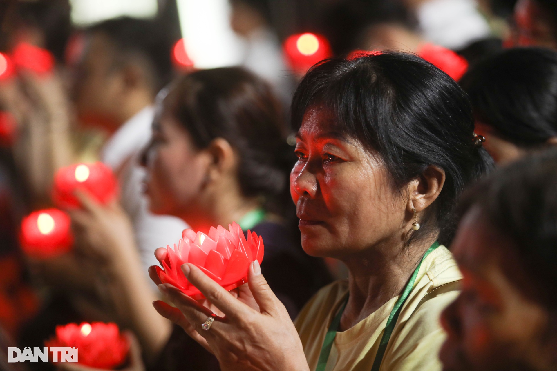 12.000 người cầu nguyện cho hòa bình thế giới ở lễ thả hoa đăng Vesak 2025 - 9 12.000 người cầu nguyện cho hòa bình thế giới ở lễ thả hoa đăng Vesak 2025 - 9