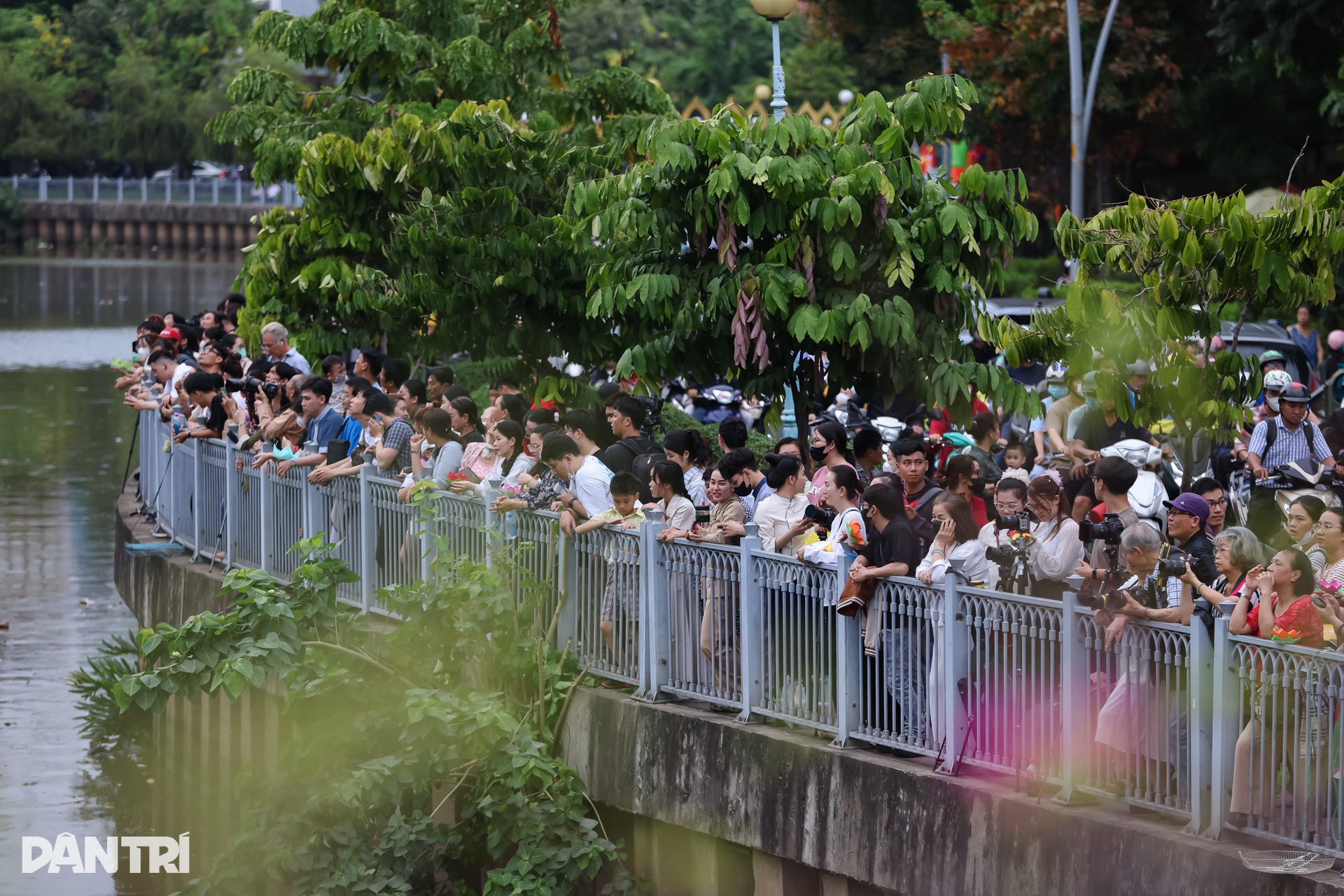 Hàng nghìn người tham gia Đêm hội hoa đăng ở chùa Pháp Hoa - 3 Hàng nghìn người tham gia Đêm hội hoa đăng ở chùa Pháp Hoa - 3
