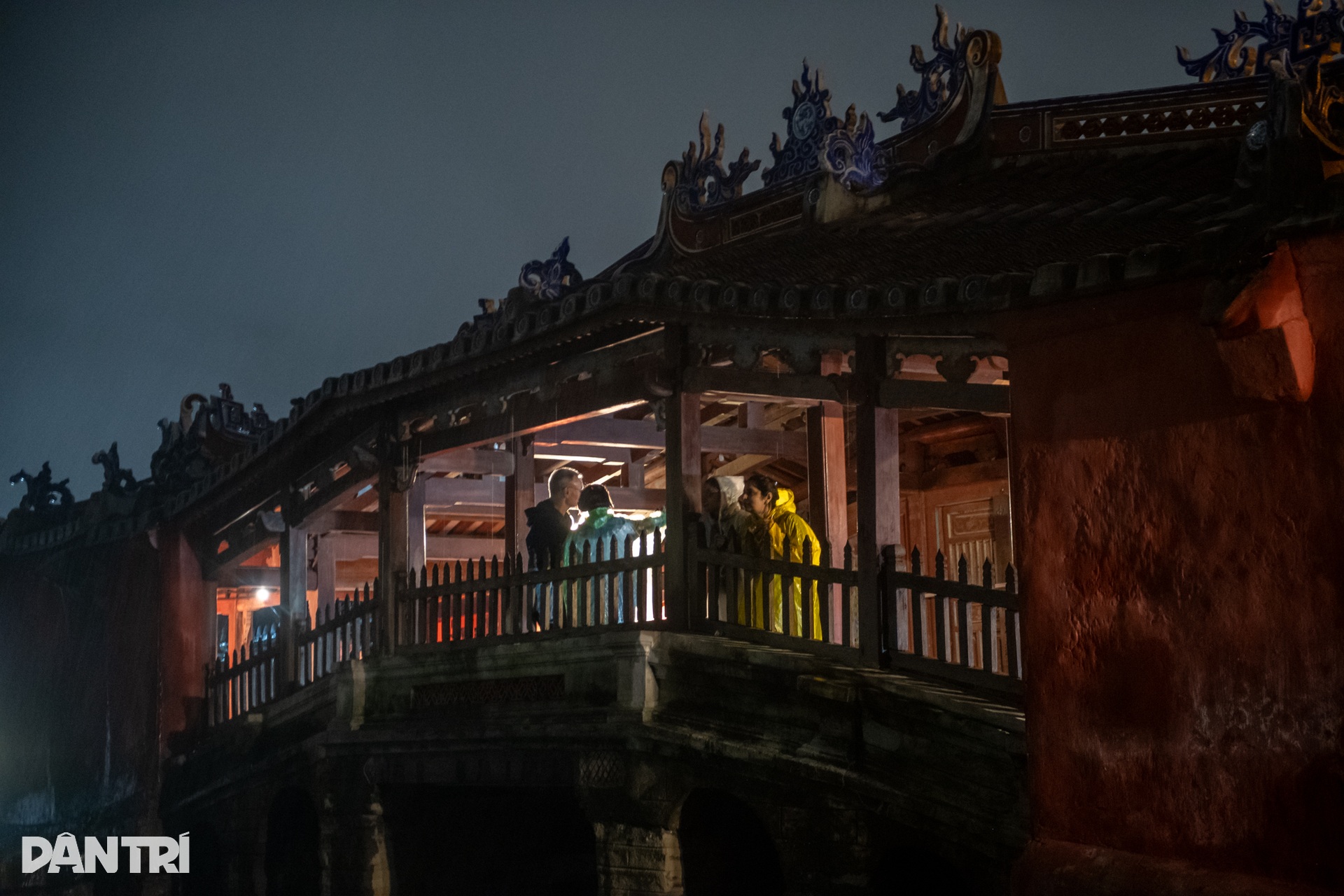 호이안 고대 도시는 13호 폭풍 전 이상할 정도로 조용했습니다. - 6월 Phố cổ Hội An vắng lặng lạ thường trước bão số 13 - 6