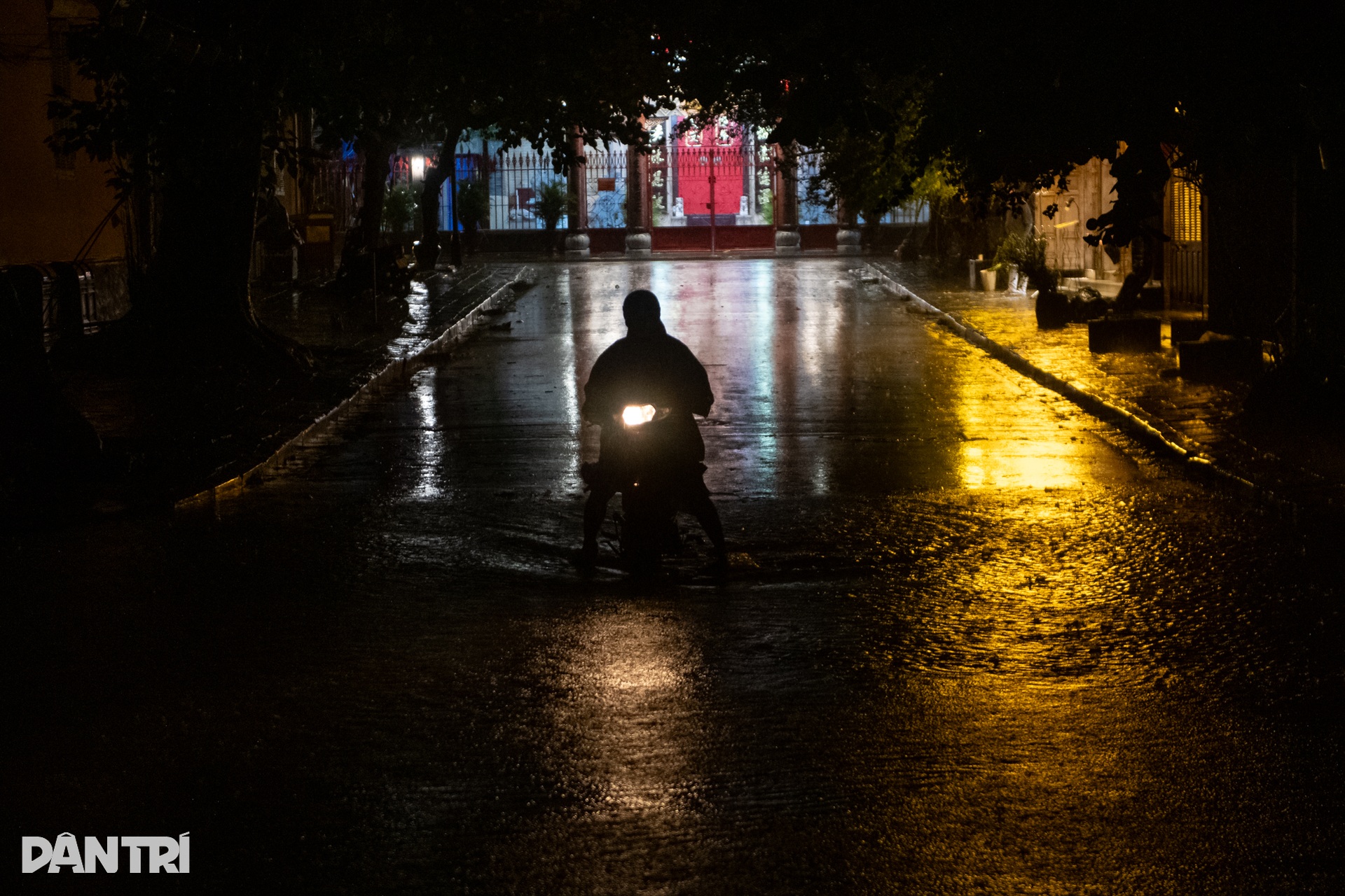 호이안 고대 도시는 13호 폭풍 전 이상할 정도로 조용합니다. Phố cổ Hội An vắng lặng lạ thường trước bão số 13 - 13