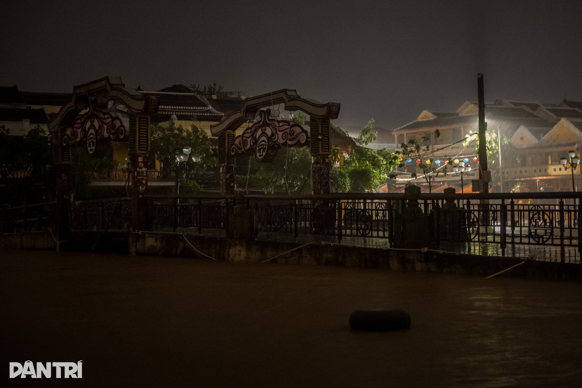 호이안 고대 도시는 13-12호 폭풍 전 이상할 정도로 조용했습니다. Phố cổ Hội An vắng lặng lạ thường trước bão số 13 - 12