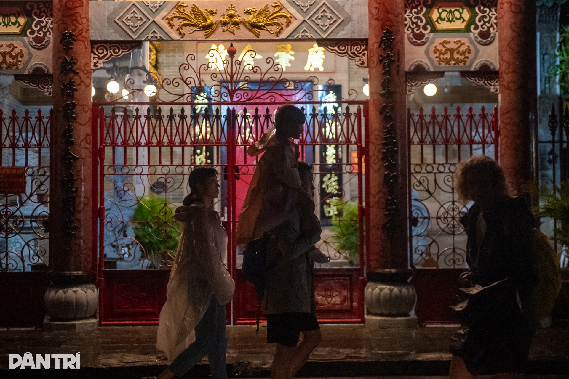 호이안 고대 도시는 13-7호 폭풍 전 이상할 정도로 조용했습니다. Phố cổ Hội An vắng lặng lạ thường trước bão số 13 - 7