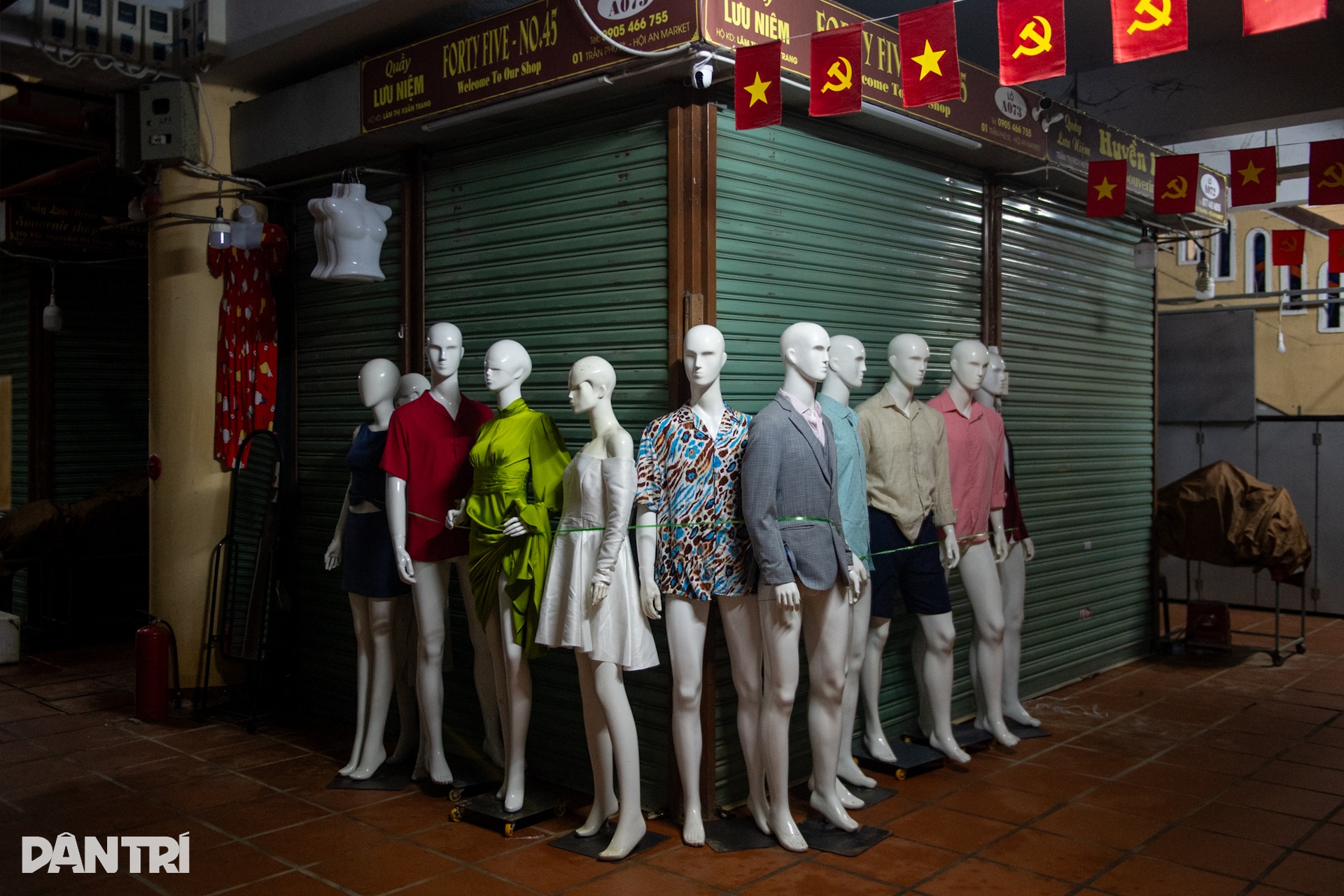 호이안 고대 도시는 13호 폭풍 전 이상할 정도로 조용합니다 - 3월 Phố cổ Hội An vắng lặng lạ thường trước bão số 13 - 3