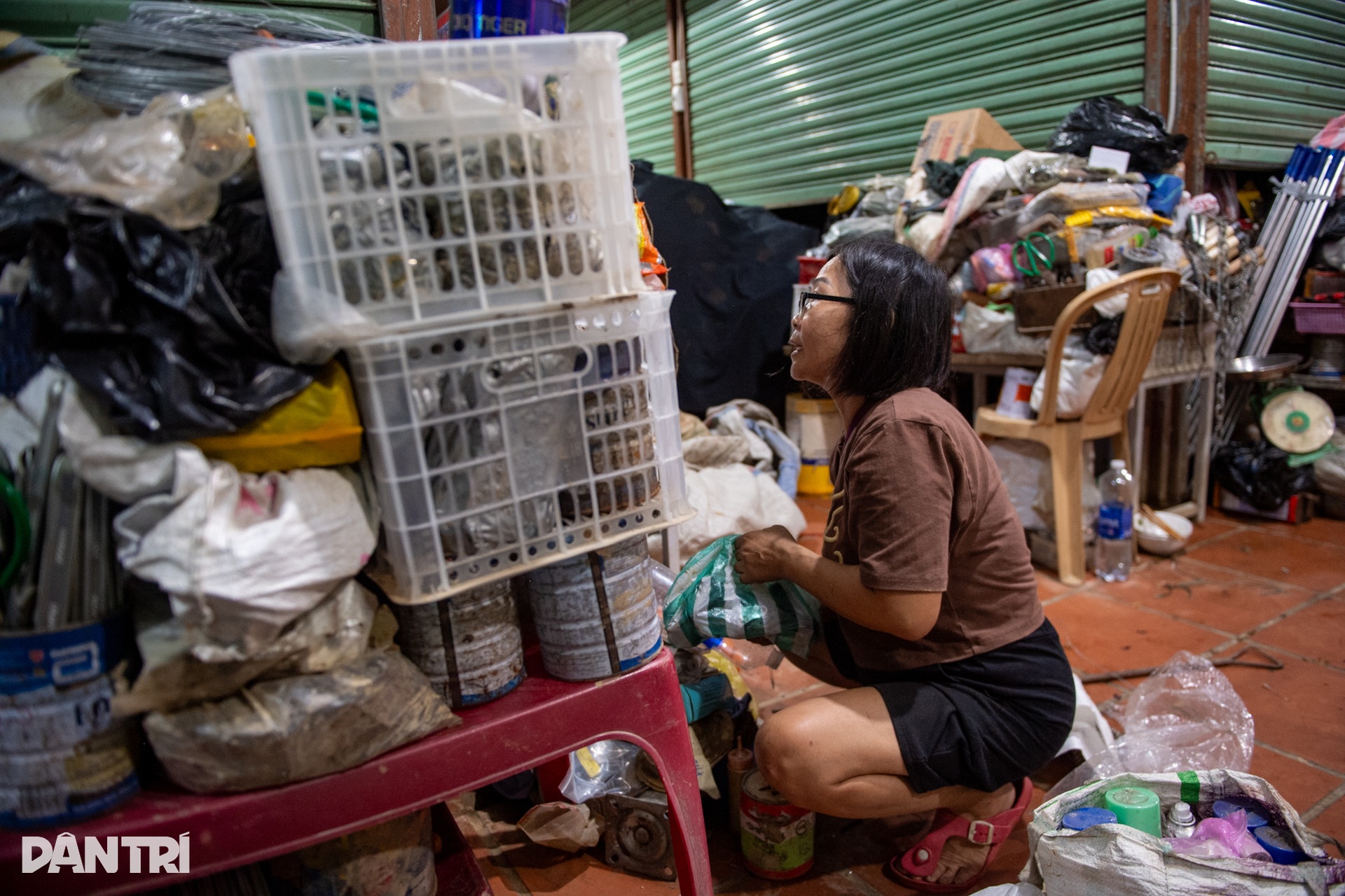 호이안 고대 도시는 폭풍 13-2호가 오기 전 이상할 정도로 조용했습니다. Phố cổ Hội An vắng lặng lạ thường trước bão số 13 - 2