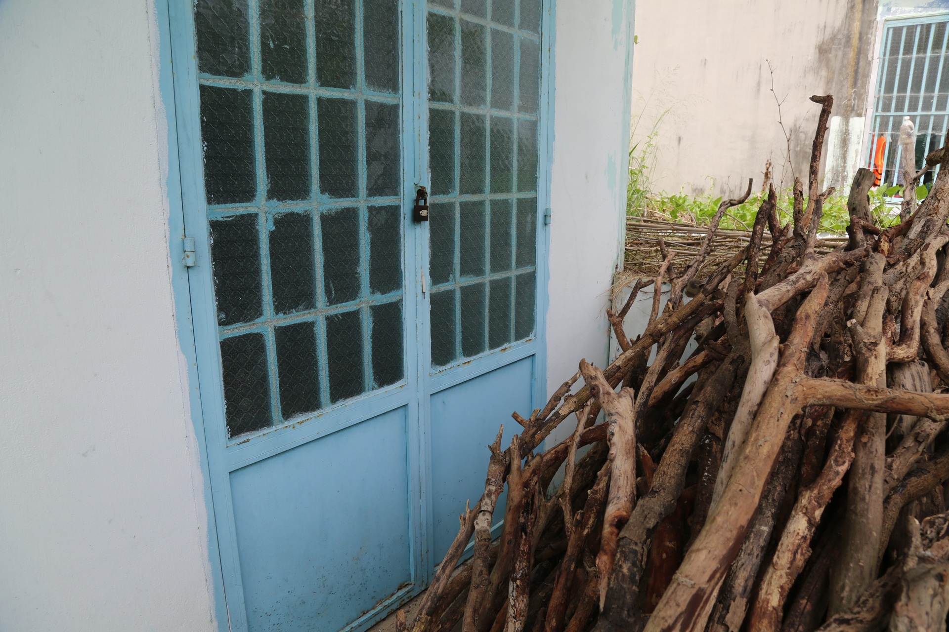 Cận cảnh khu vực nguy cơ sạt lở khiến 19 hộ dân Vũng Tàu di dời trong đêm - 5 Cận cảnh khu vực nguy cơ sạt lở khiến 19 hộ dân Vũng Tàu di dời trong đêm - 5