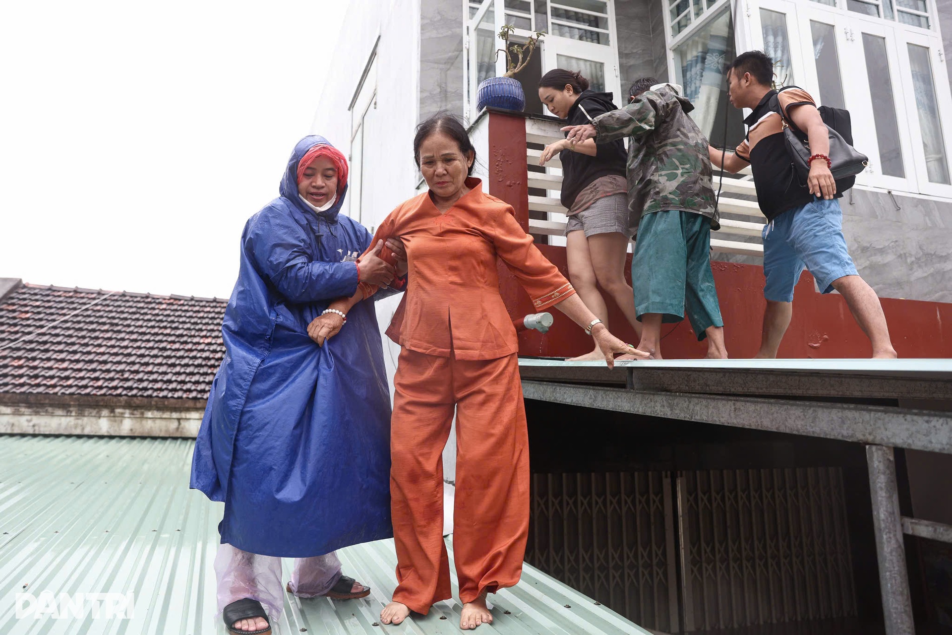 Những ánh mắt hoảng loạn trong dòng lũ vây vùng Phú Yên - 11