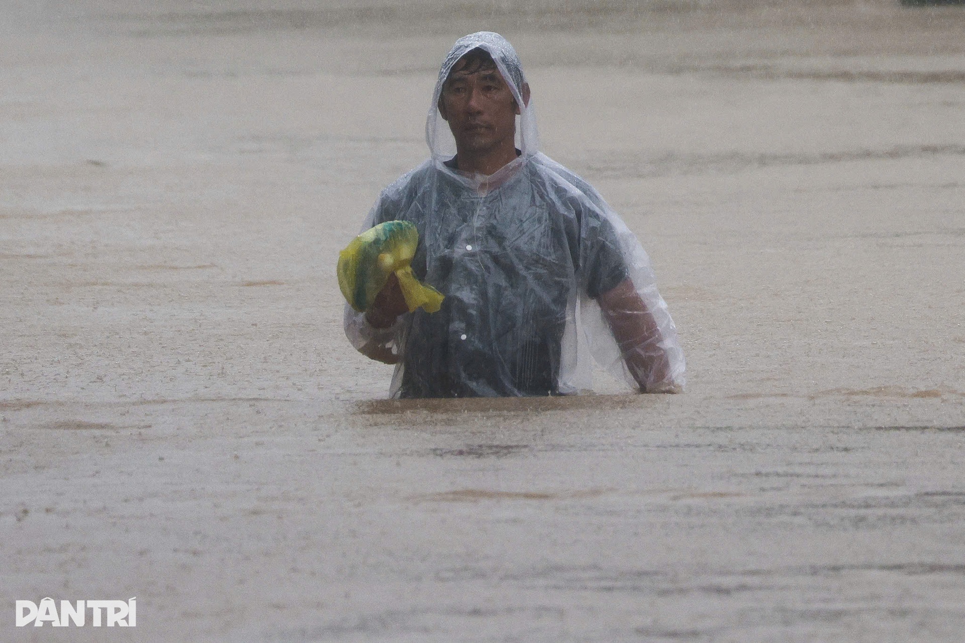 Những ánh mắt hoảng loạn trong dòng lũ vây vùng Phú Yên - 5